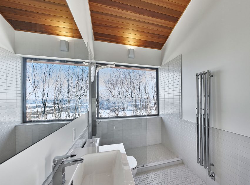 An Elegant Modern Ski Chalet Surrounded by the Forest of Lac Archambault by Robitaille Curtis (14)