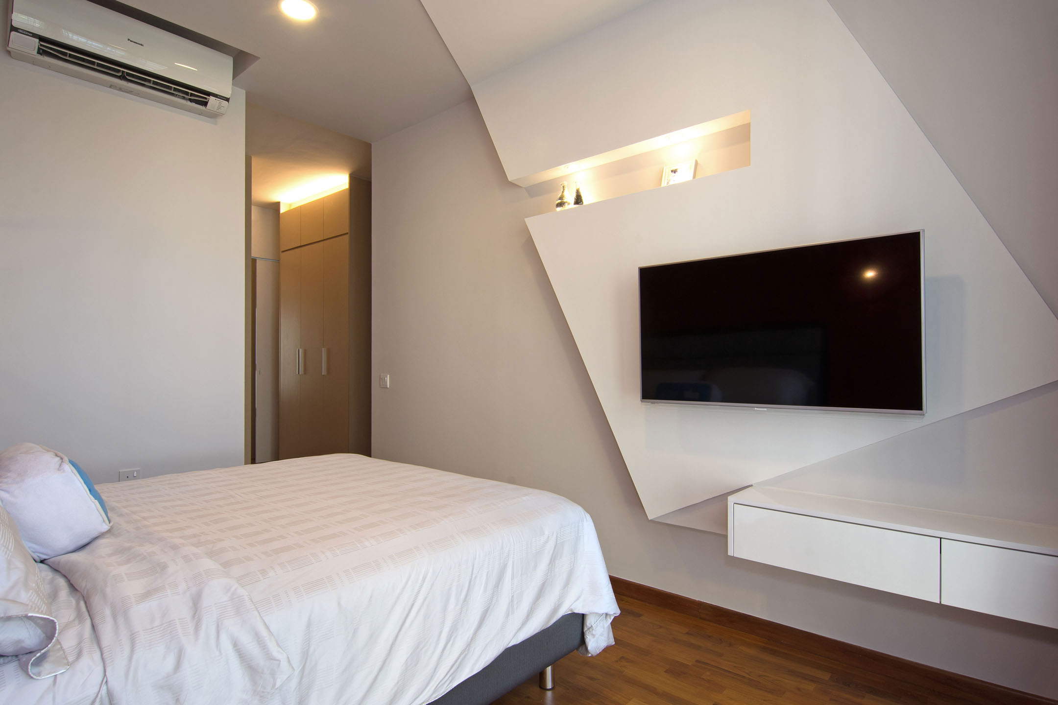 An Elegant Monochromatic Apartment with Light and Airy Interiors in Parc Vera Condo, Singapore by KNQ Associates (12)