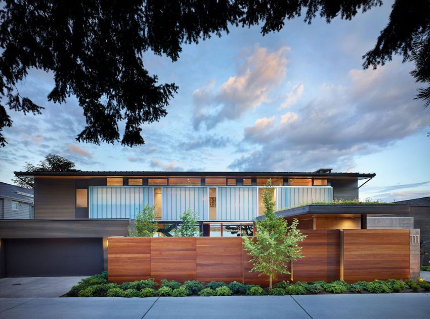 An Elegant Waterfront Home with Warm and Welcoming Interiors in Seattle by DeForest Architects (1)