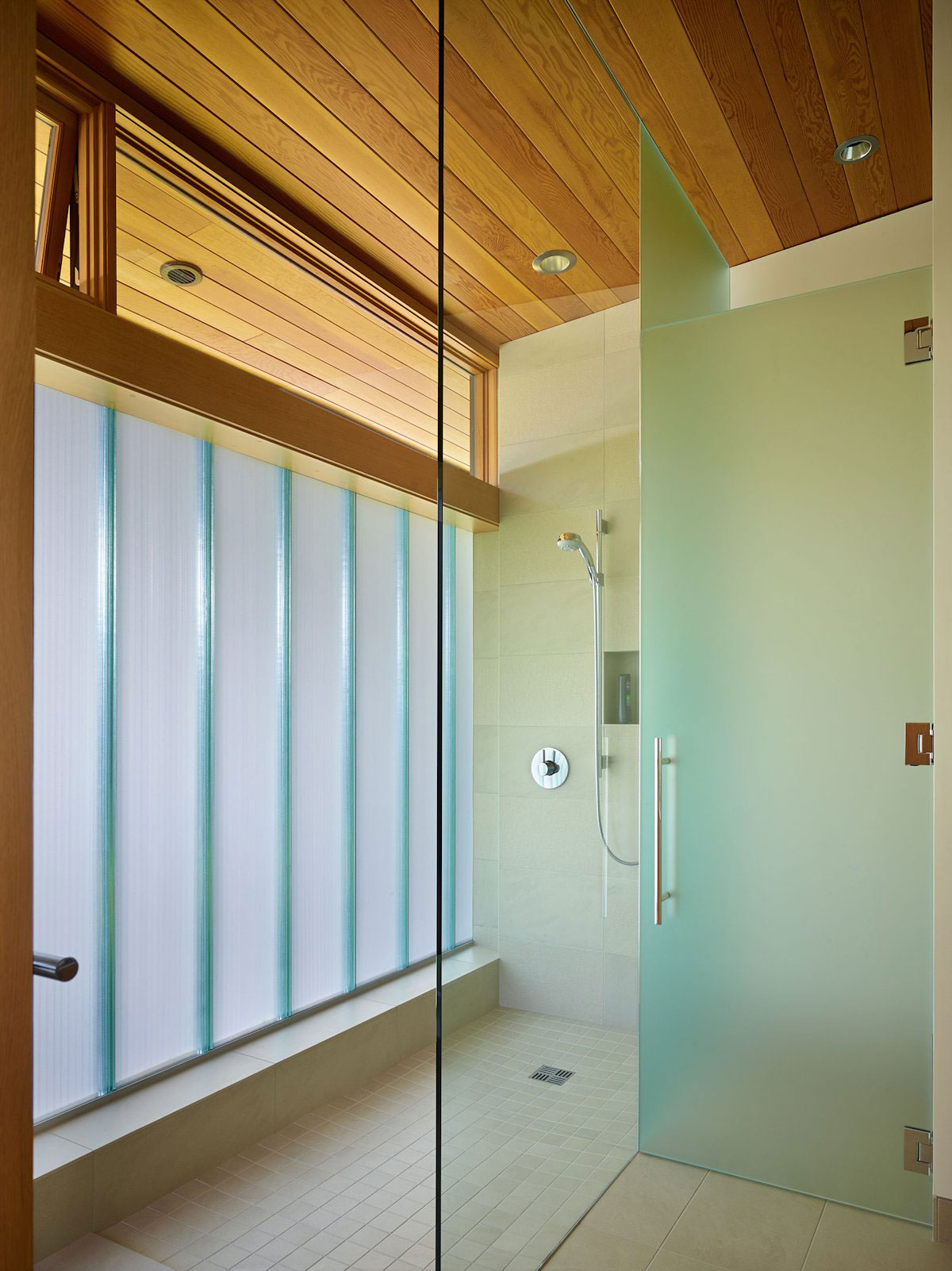An Elegant Waterfront Home with Warm and Welcoming Interiors in Seattle by DeForest Architects (14)