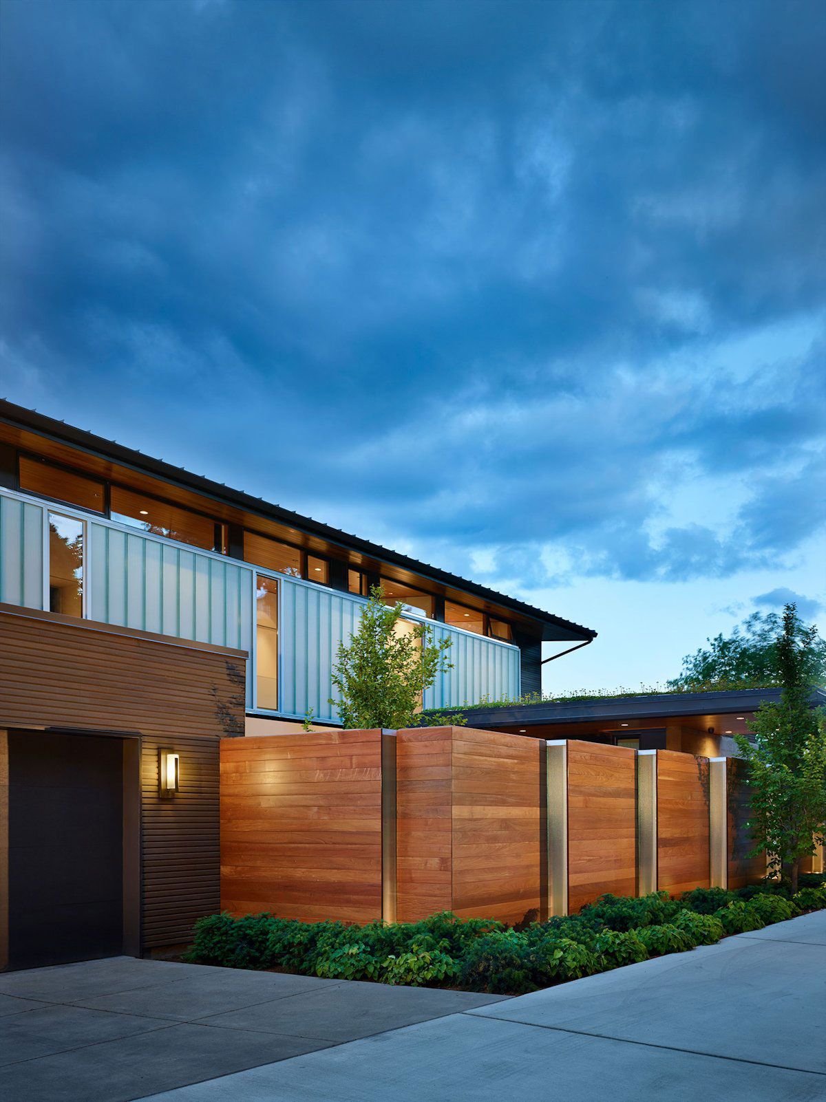 An Elegant Waterfront Home with Warm and Welcoming Interiors in Seattle by DeForest Architects (2)