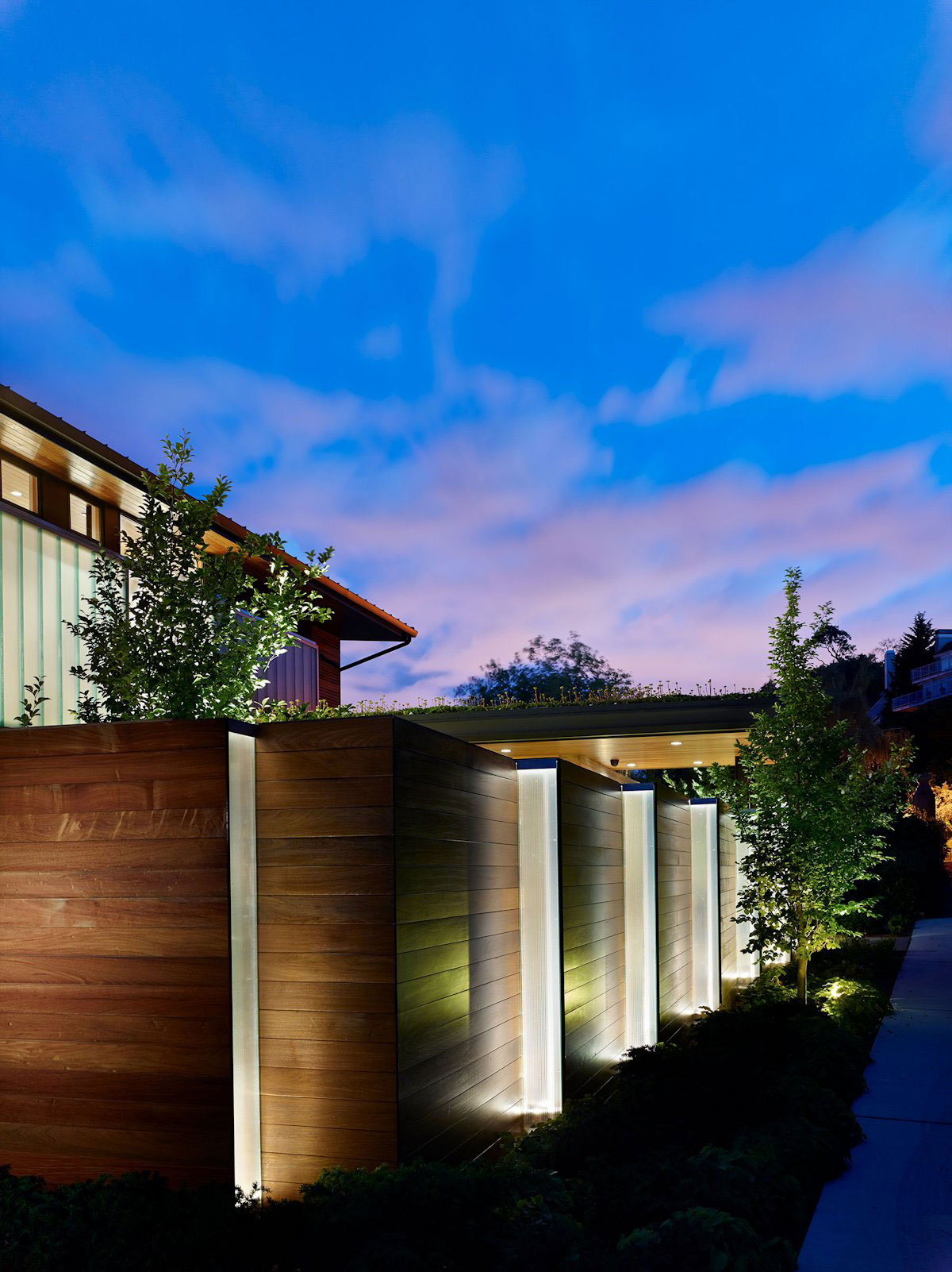 An Elegant Waterfront Home with Warm and Welcoming Interiors in Seattle by DeForest Architects (3)
