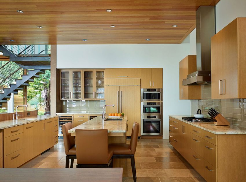 An Elegant Waterfront Home with Warm and Welcoming Interiors in Seattle by DeForest Architects (7)