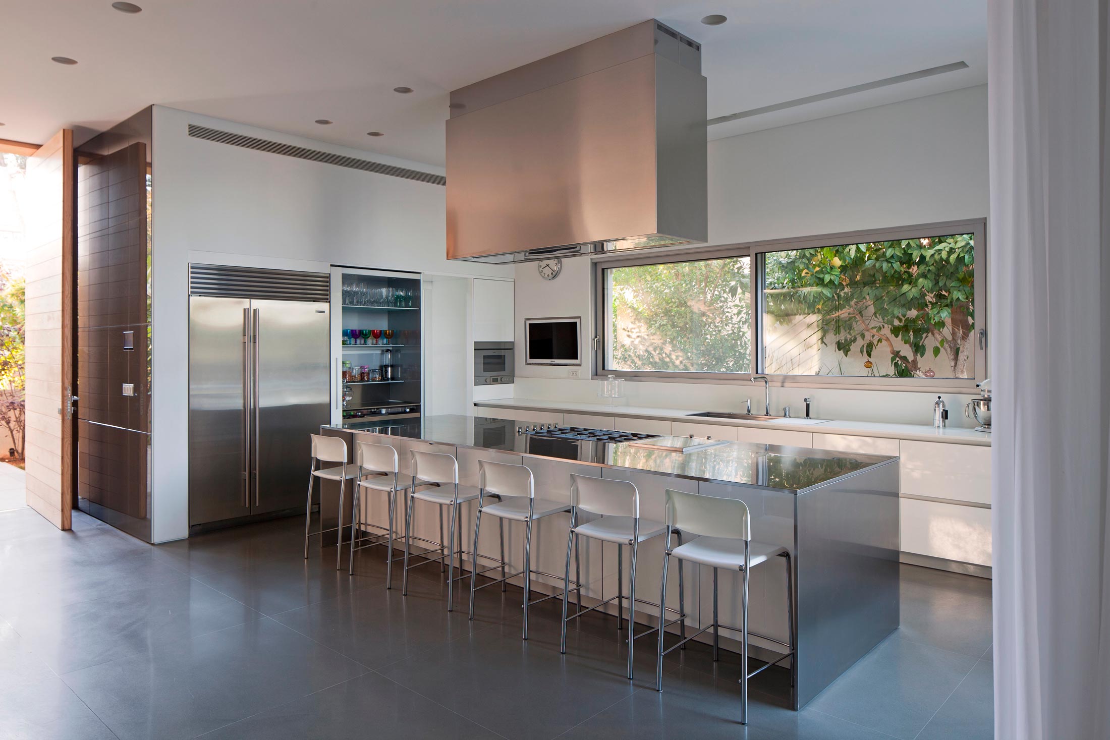 An Elegant and Bright Home with Clean and Modern Lines in Herzliyya, Israel by Yulie Wollman (10)