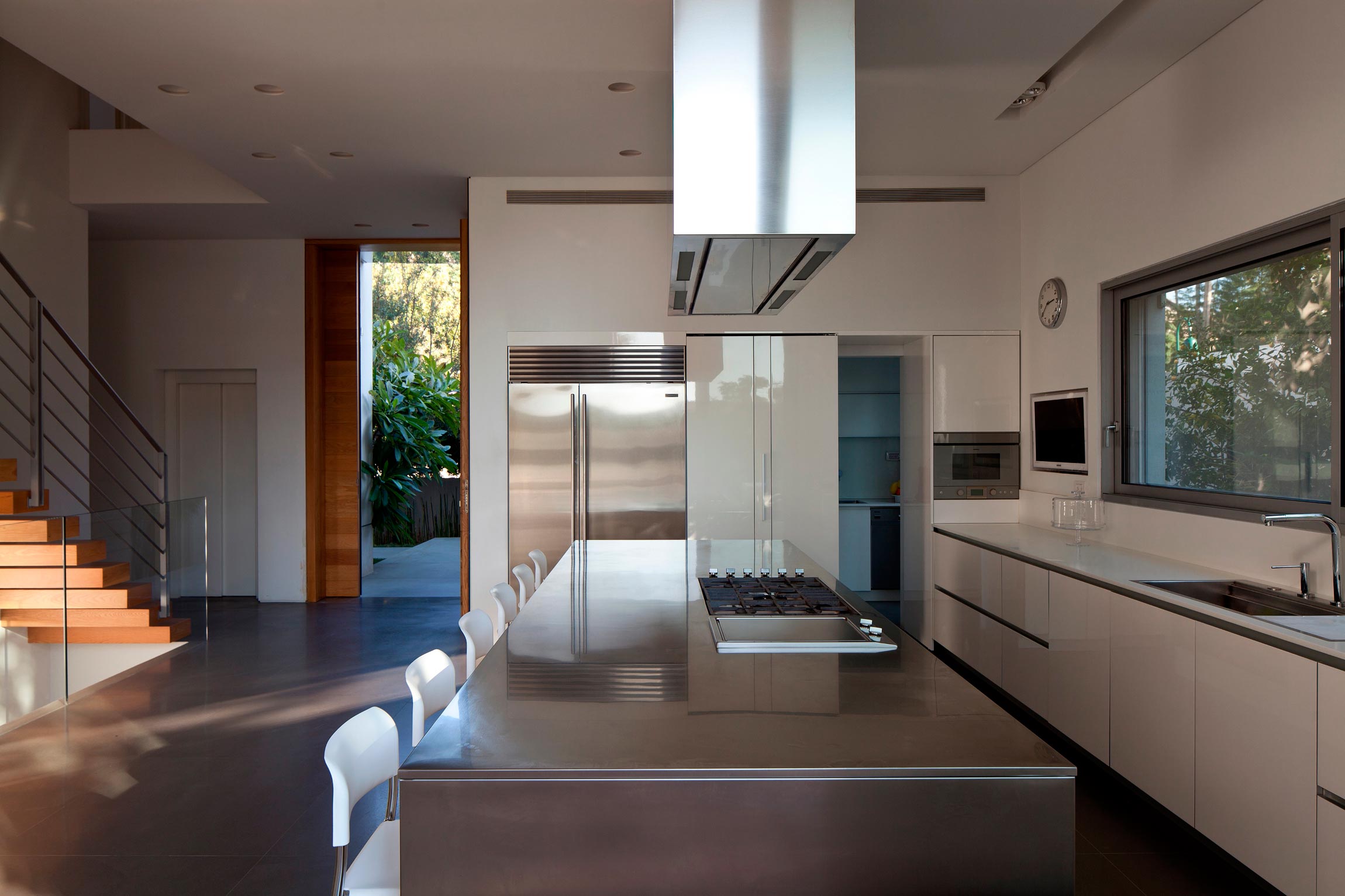 An Elegant and Bright Home with Clean and Modern Lines in Herzliyya, Israel by Yulie Wollman (11)