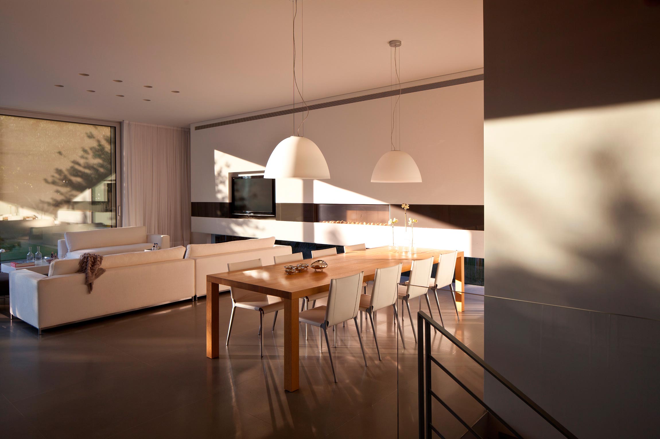 An Elegant and Bright Home with Clean and Modern Lines in Herzliyya, Israel by Yulie Wollman (13)