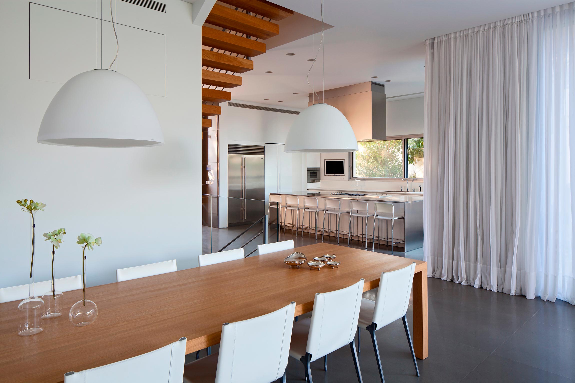 An Elegant and Bright Home with Clean and Modern Lines in Herzliyya, Israel by Yulie Wollman (14)