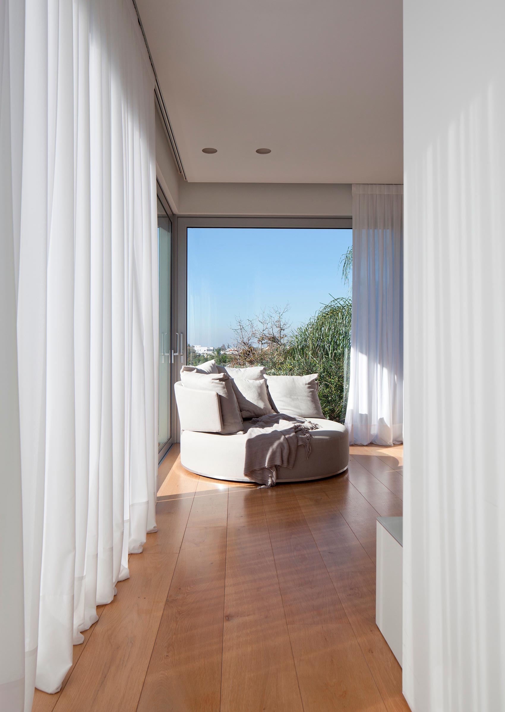 An Elegant and Bright Home with Clean and Modern Lines in Herzliyya, Israel by Yulie Wollman (15)