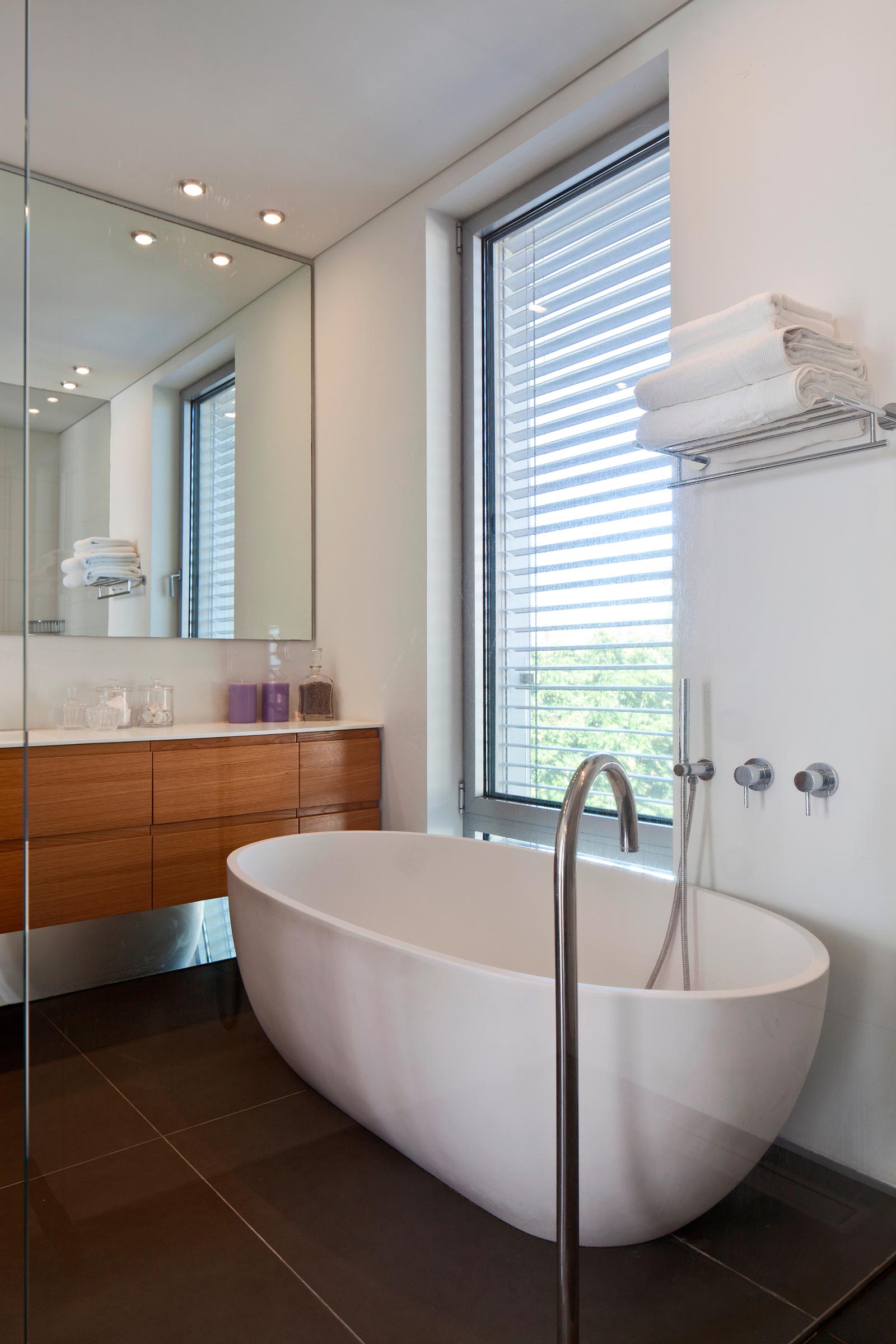 An Elegant and Bright Home with Clean and Modern Lines in Herzliyya, Israel by Yulie Wollman (16)