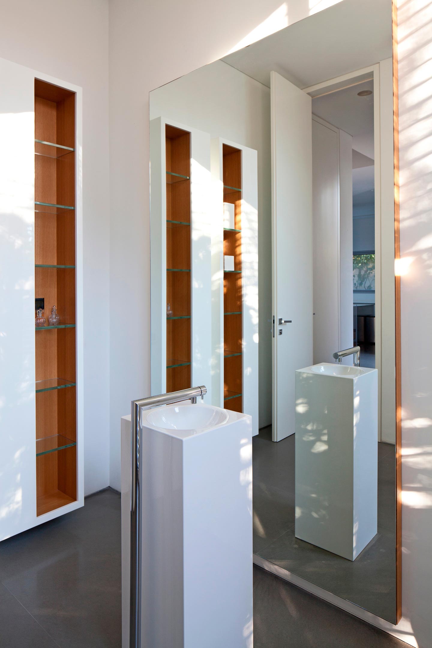 An Elegant and Bright Home with Clean and Modern Lines in Herzliyya, Israel by Yulie Wollman (17)