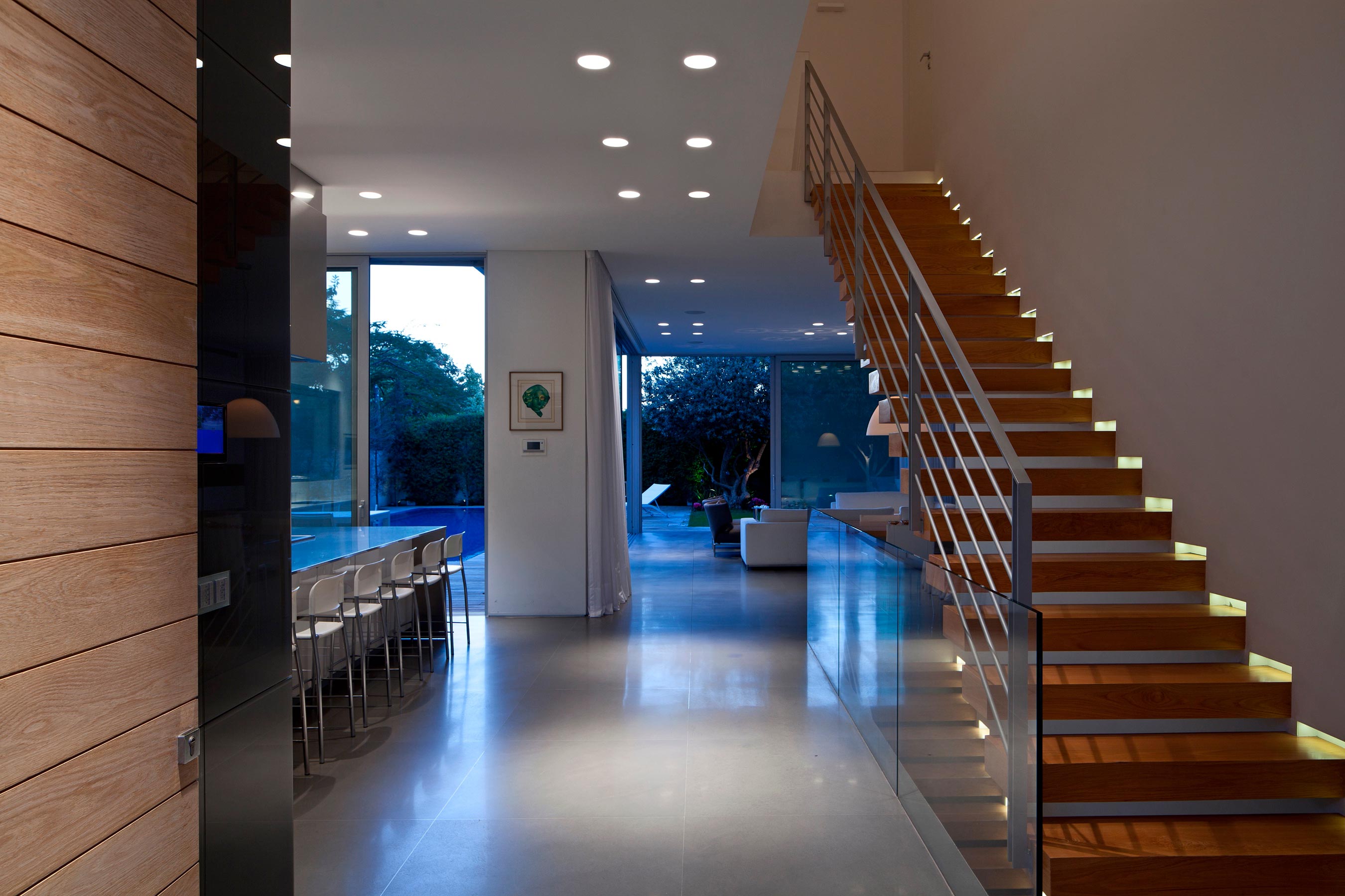 An Elegant and Bright Home with Clean and Modern Lines in Herzliyya, Israel by Yulie Wollman (19)