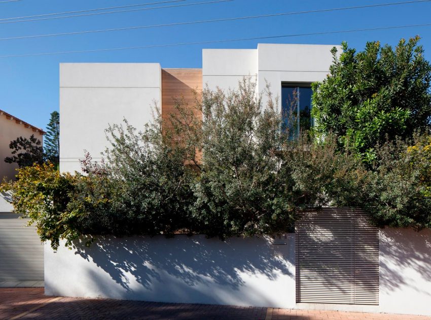 An Elegant and Bright Home with Clean and Modern Lines in Herzliyya, Israel by Yulie Wollman (2)