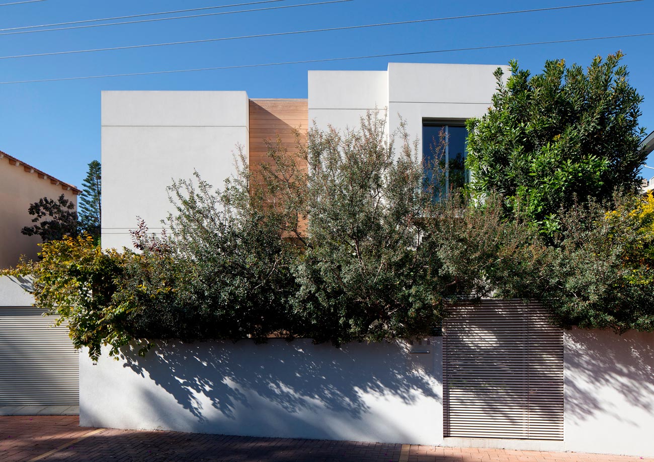 An Elegant and Bright Home with Clean and Modern Lines in Herzliyya, Israel by Yulie Wollman (2)