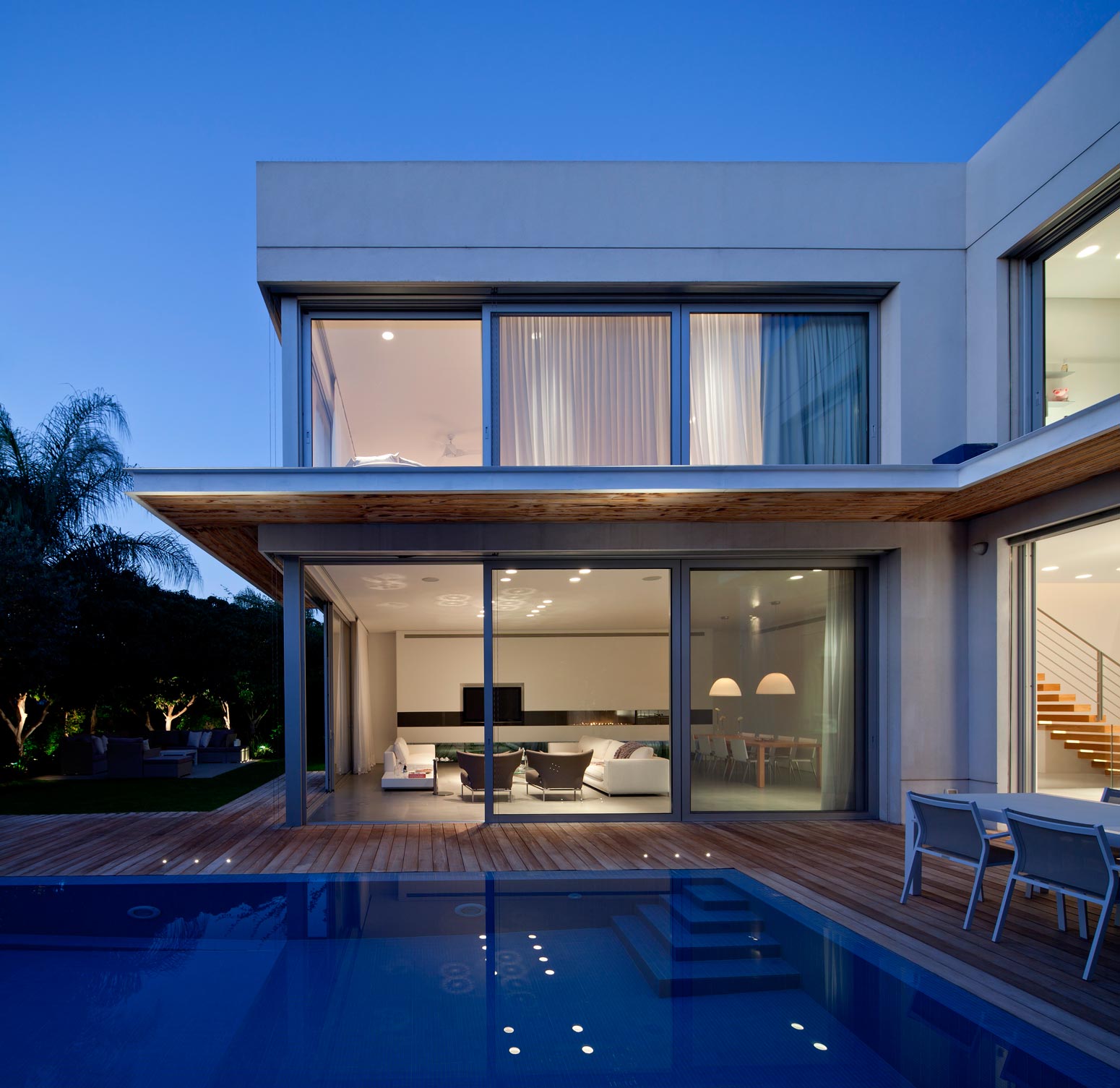 An Elegant and Bright Home with Clean and Modern Lines in Herzliyya, Israel by Yulie Wollman (23)