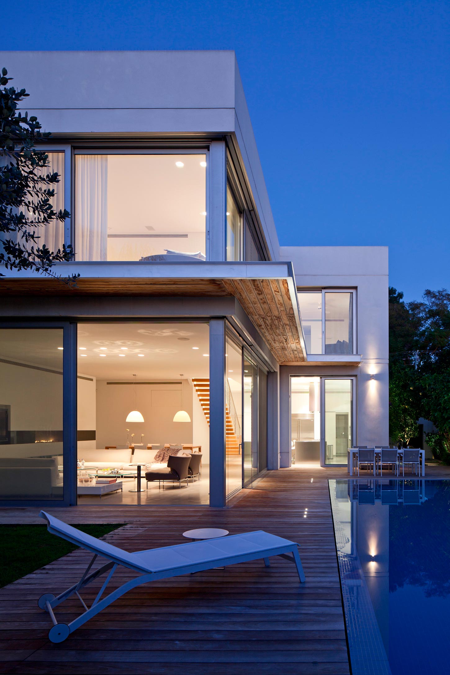 An Elegant and Bright Home with Clean and Modern Lines in Herzliyya, Israel by Yulie Wollman (24)