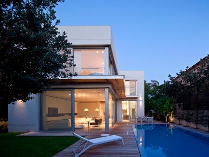 An Elegant and Bright Home with Clean and Modern Lines in Herzliyya, Israel by Yulie Wollman (25)