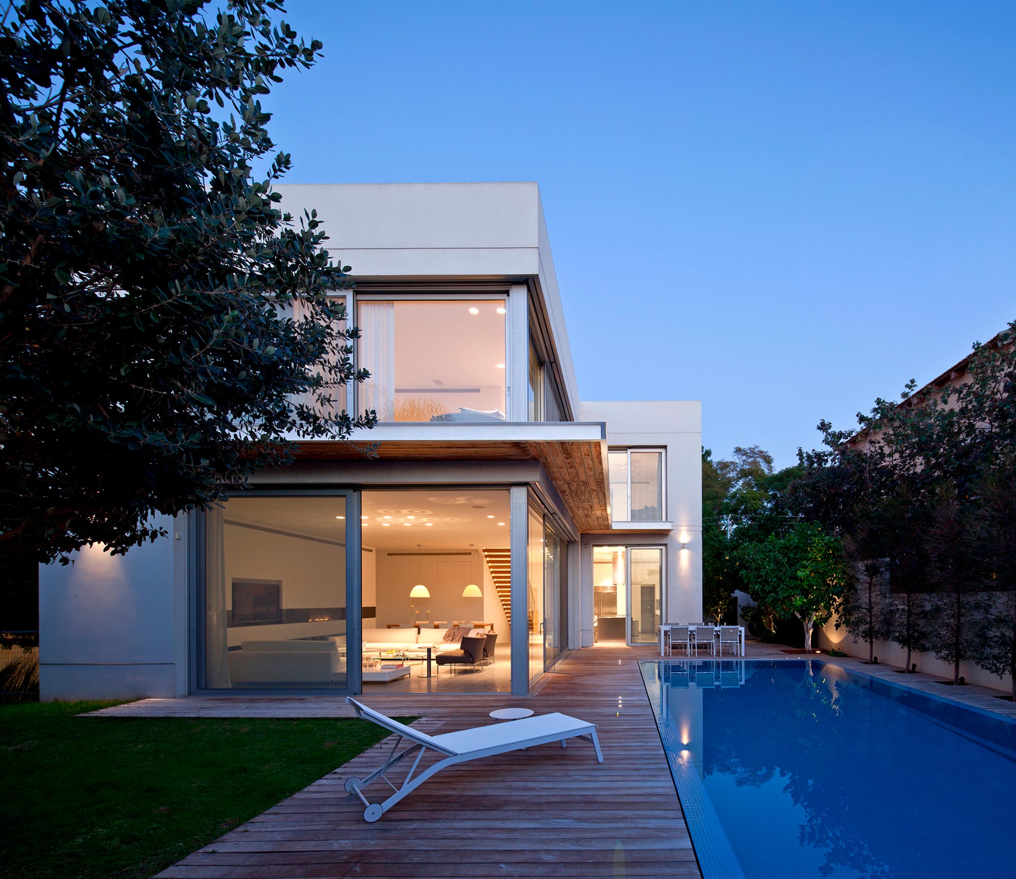 An Elegant and Bright Home with Clean and Modern Lines in Herzliyya, Israel by Yulie Wollman (25)