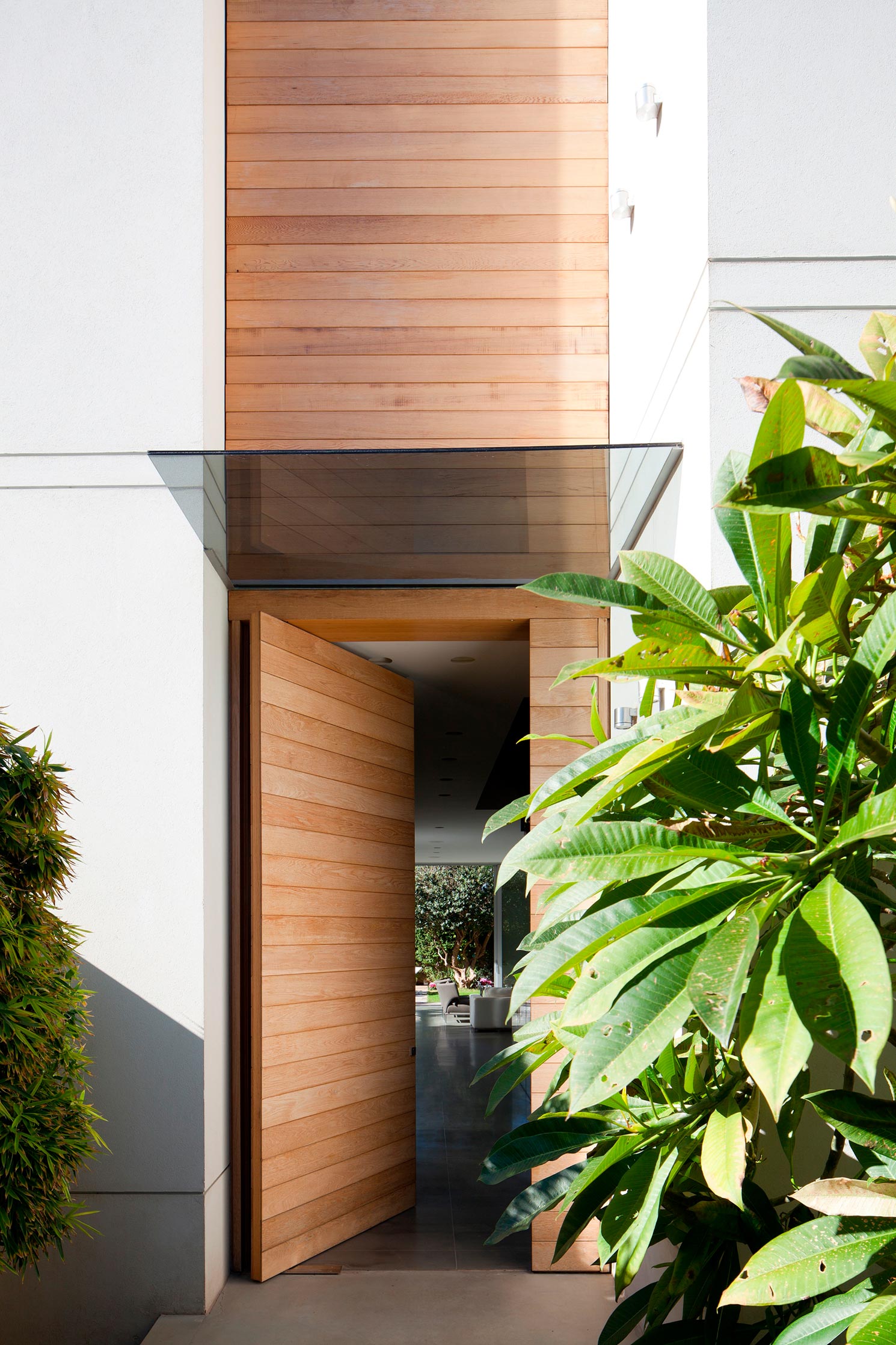 An Elegant and Bright Home with Clean and Modern Lines in Herzliyya, Israel by Yulie Wollman (3)