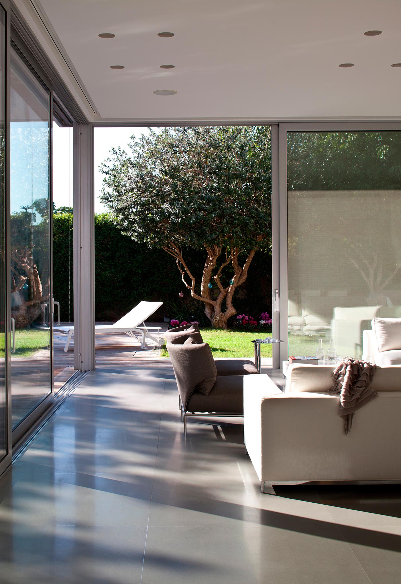 An Elegant and Bright Home with Clean and Modern Lines in Herzliyya, Israel by Yulie Wollman (4)