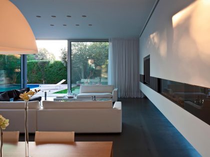 An Elegant and Bright Home with Clean and Modern Lines in Herzliyya, Israel by Yulie Wollman (5)