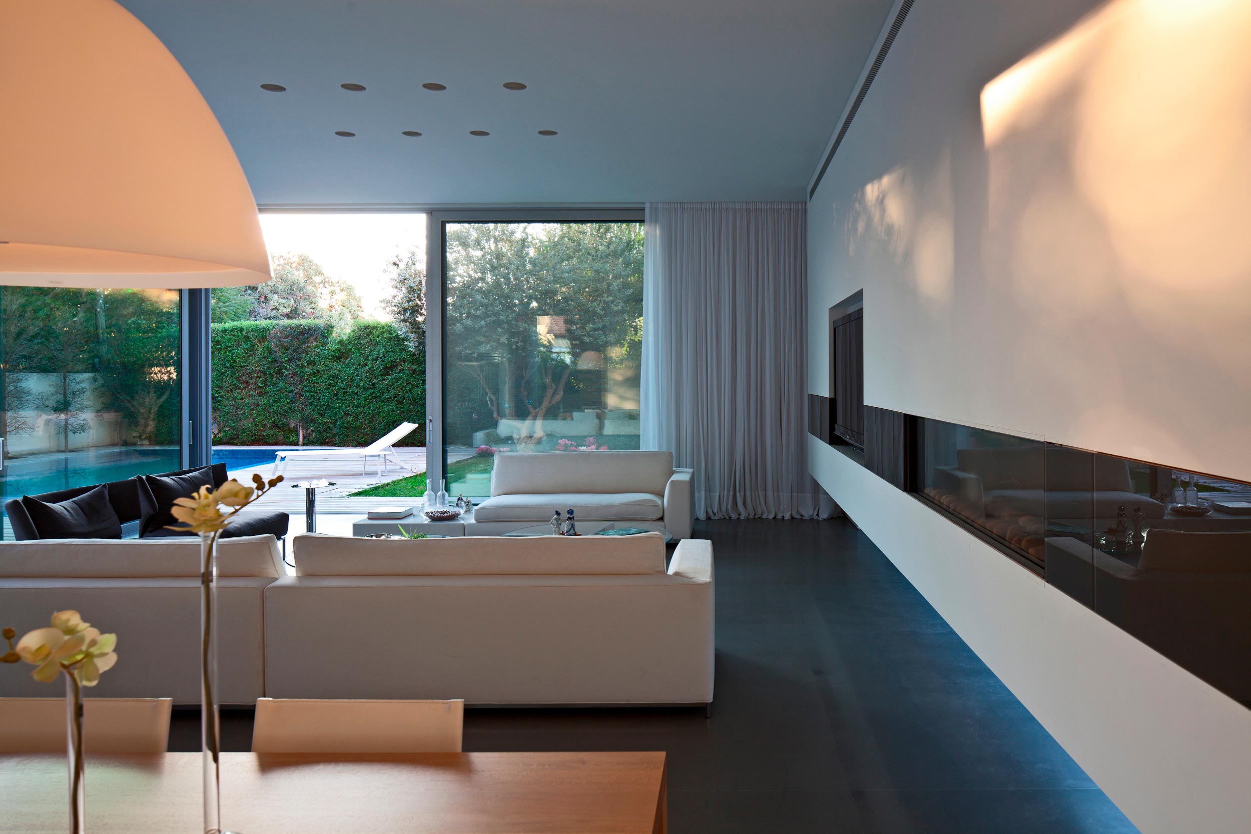 An Elegant and Bright Home with Clean and Modern Lines in Herzliyya, Israel by Yulie Wollman (5)
