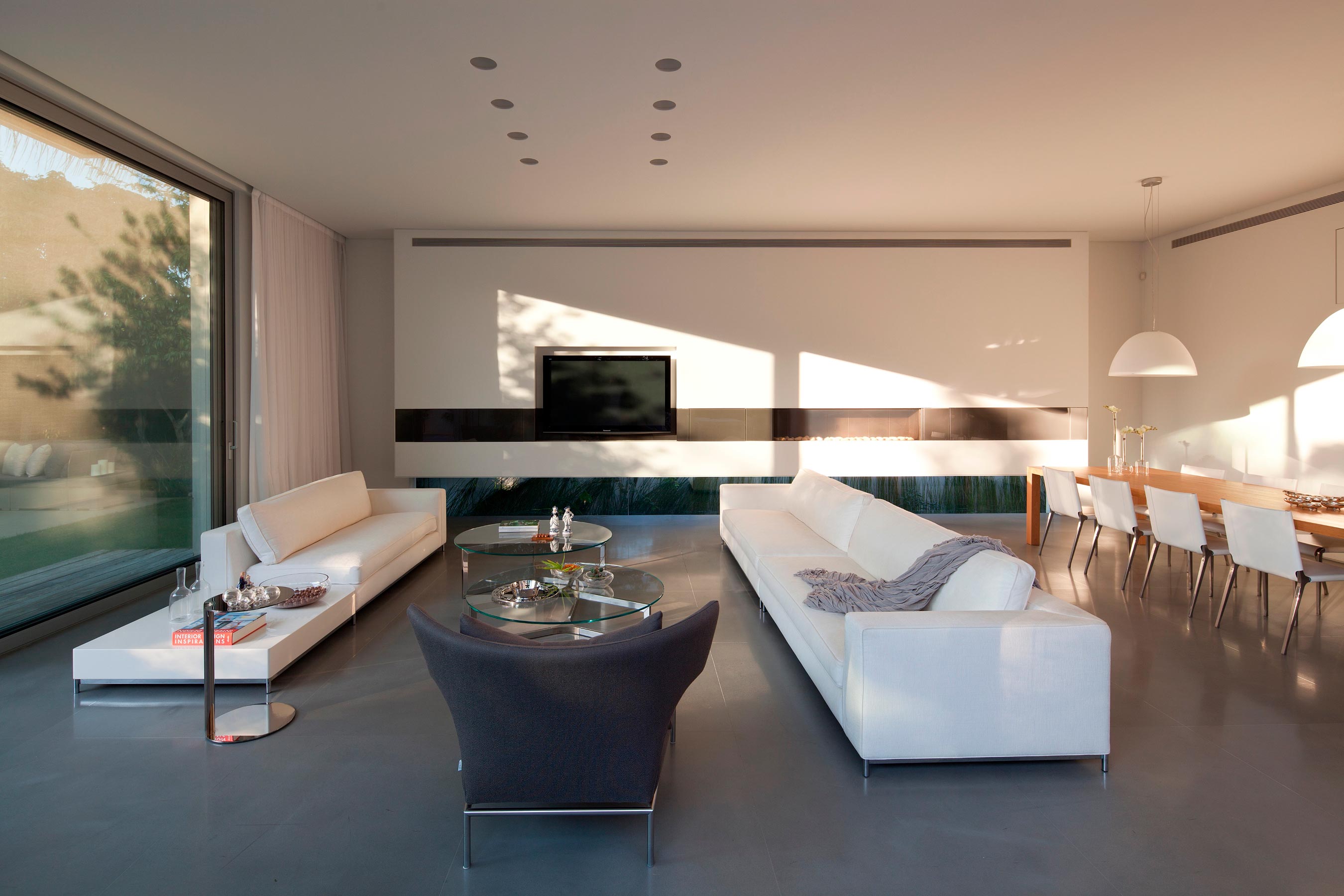 An Elegant and Bright Home with Clean and Modern Lines in Herzliyya, Israel by Yulie Wollman (6)