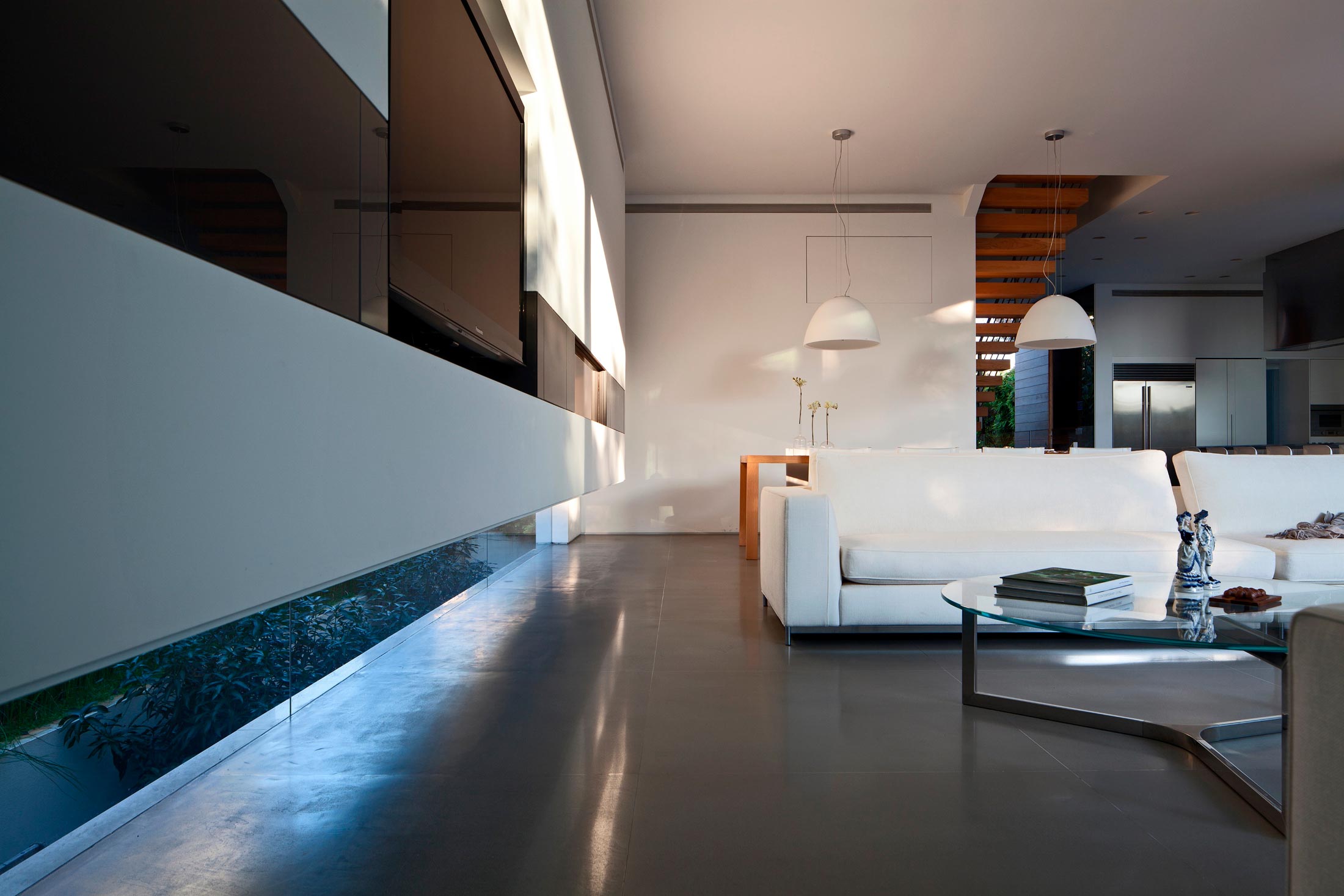 An Elegant and Bright Home with Clean and Modern Lines in Herzliyya, Israel by Yulie Wollman (7)