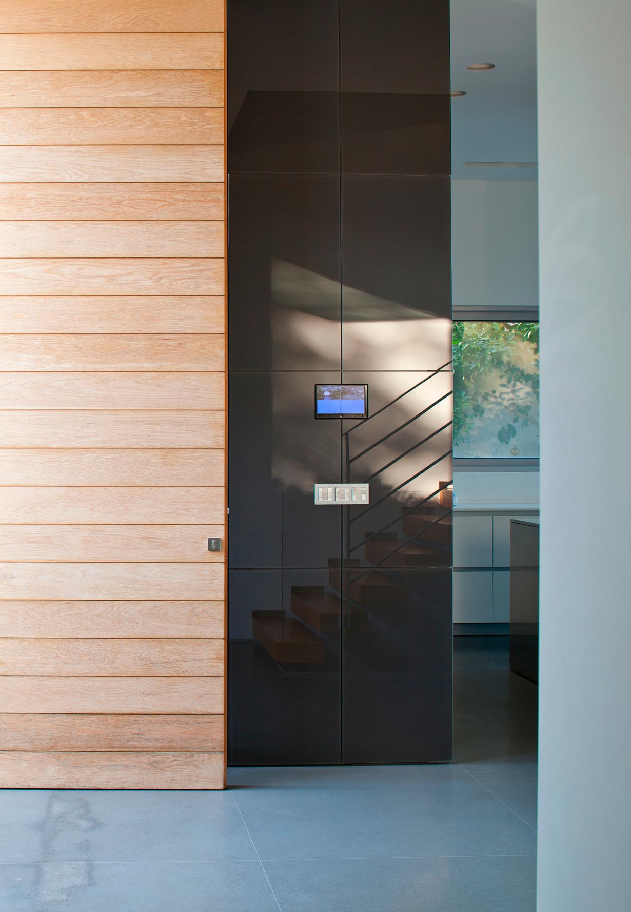 An Elegant and Bright Home with Clean and Modern Lines in Herzliyya, Israel by Yulie Wollman (8)