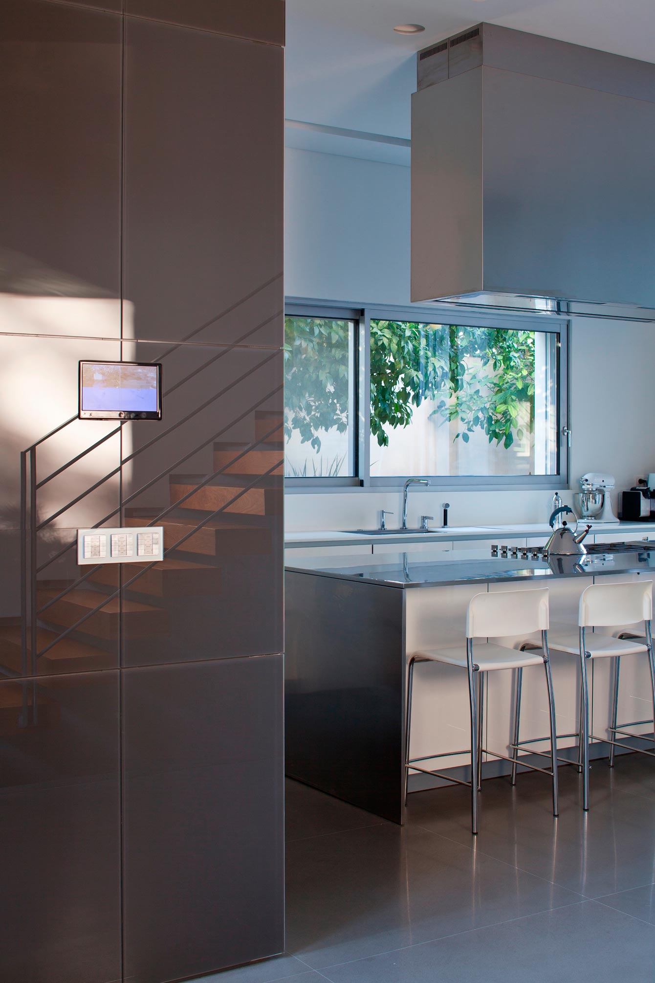 An Elegant and Bright Home with Clean and Modern Lines in Herzliyya, Israel by Yulie Wollman (9)