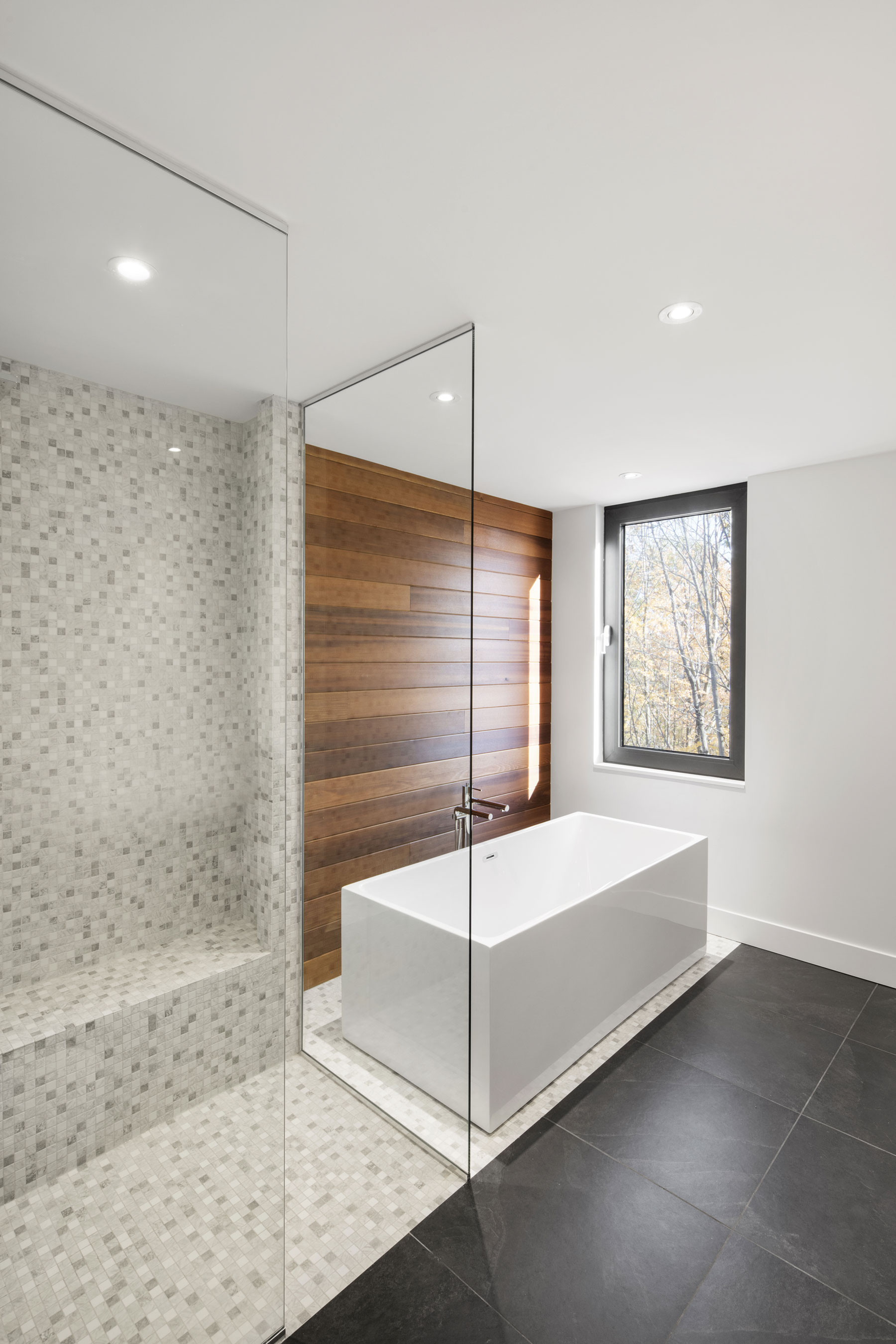 An Elegant and Luminous Contemporary Home in Quebec City by Lechasseur architectes (12)