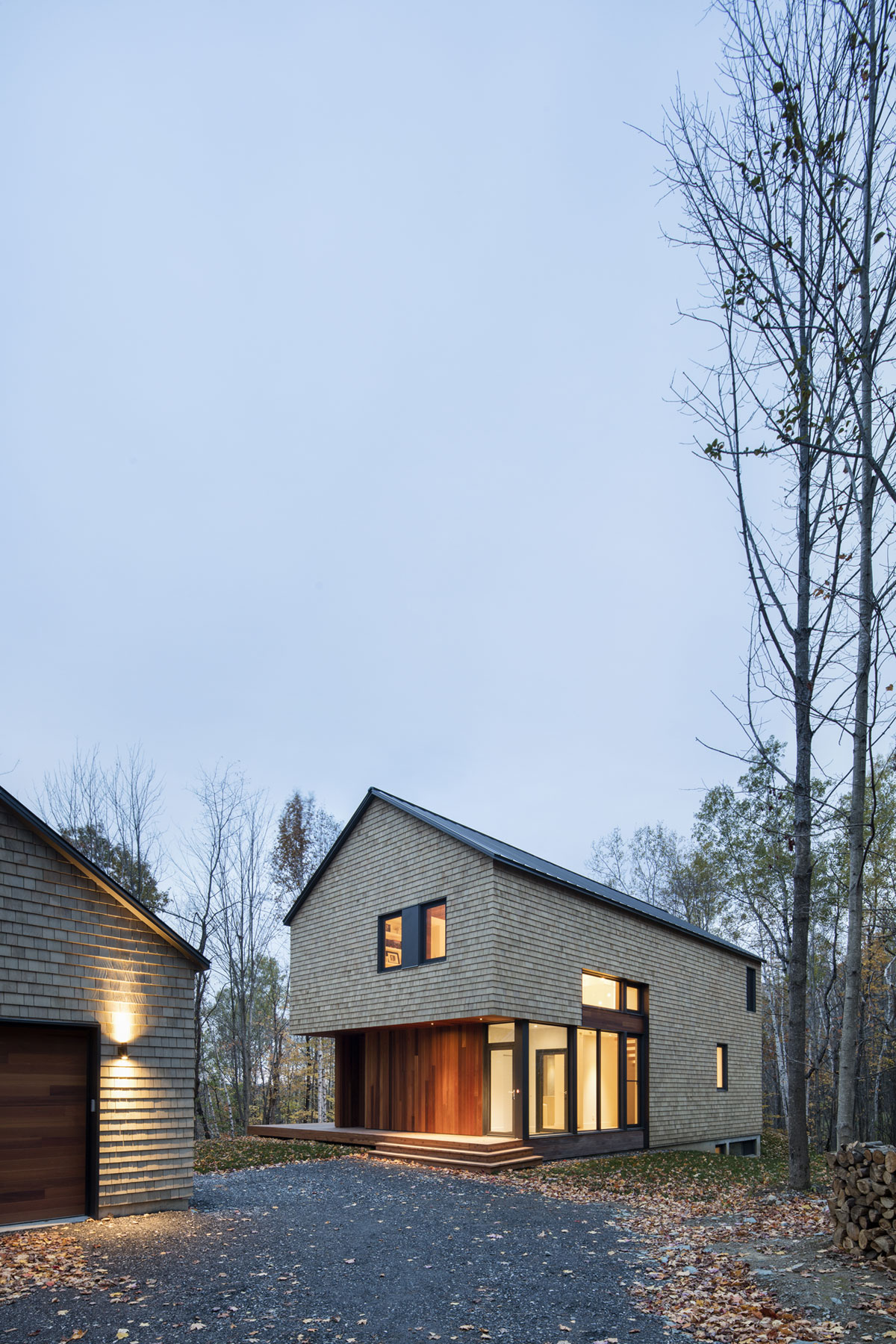 An Elegant and Luminous Contemporary Home in Quebec City by Lechasseur architectes (13)