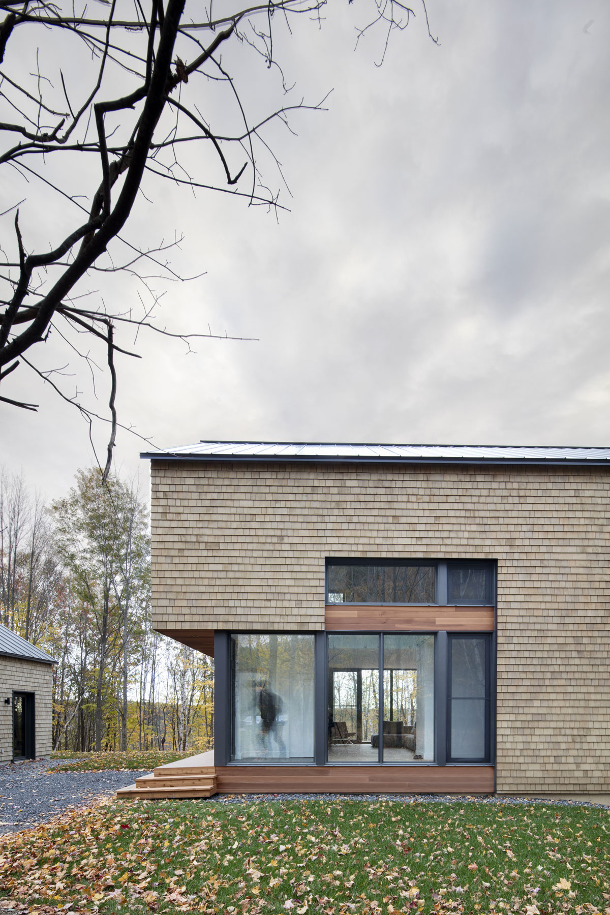 An Elegant and Luminous Contemporary Home in Quebec City by Lechasseur architectes (4)
