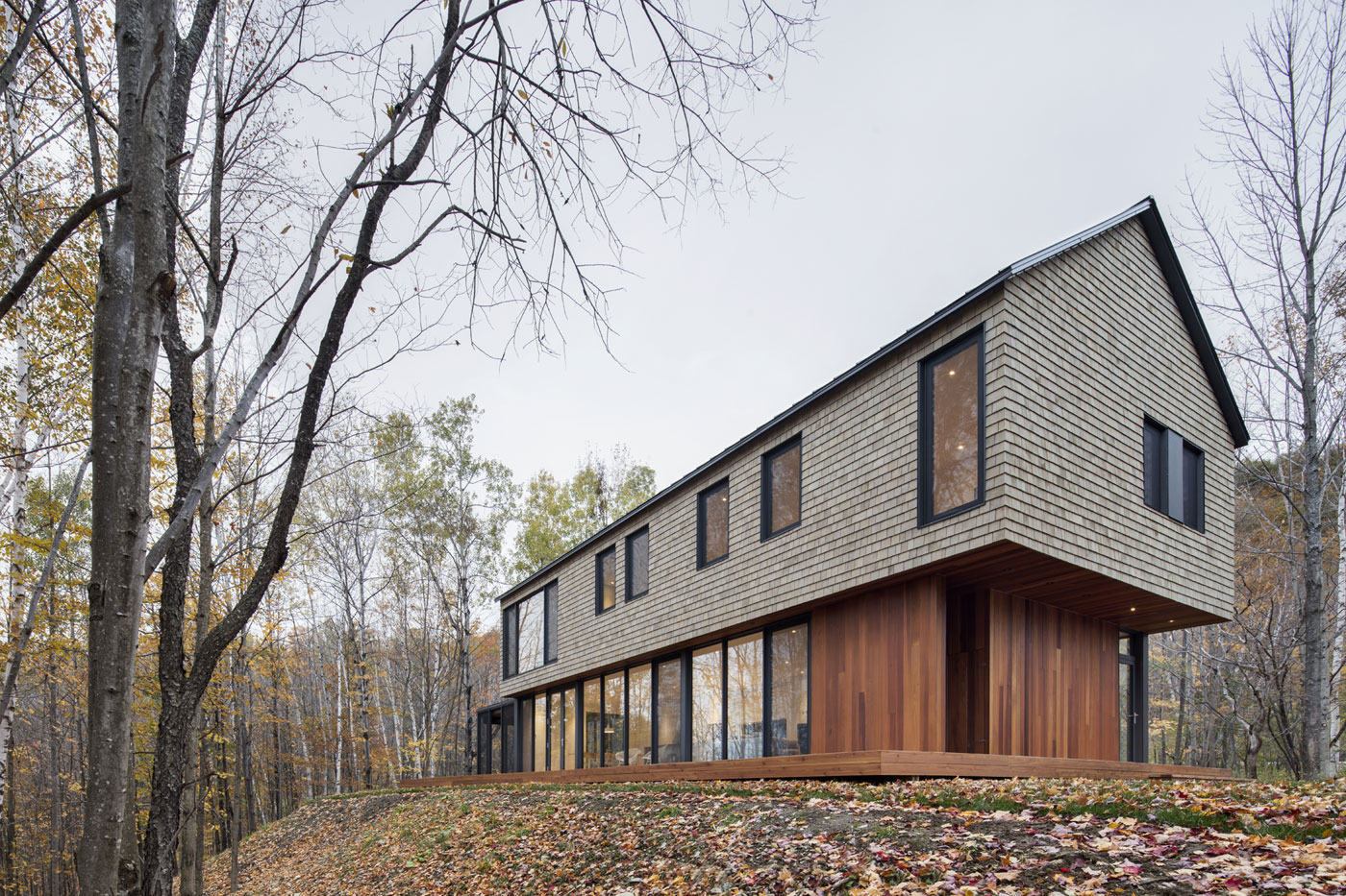 An Elegant and Luminous Contemporary Home in Quebec City by Lechasseur architectes (5)