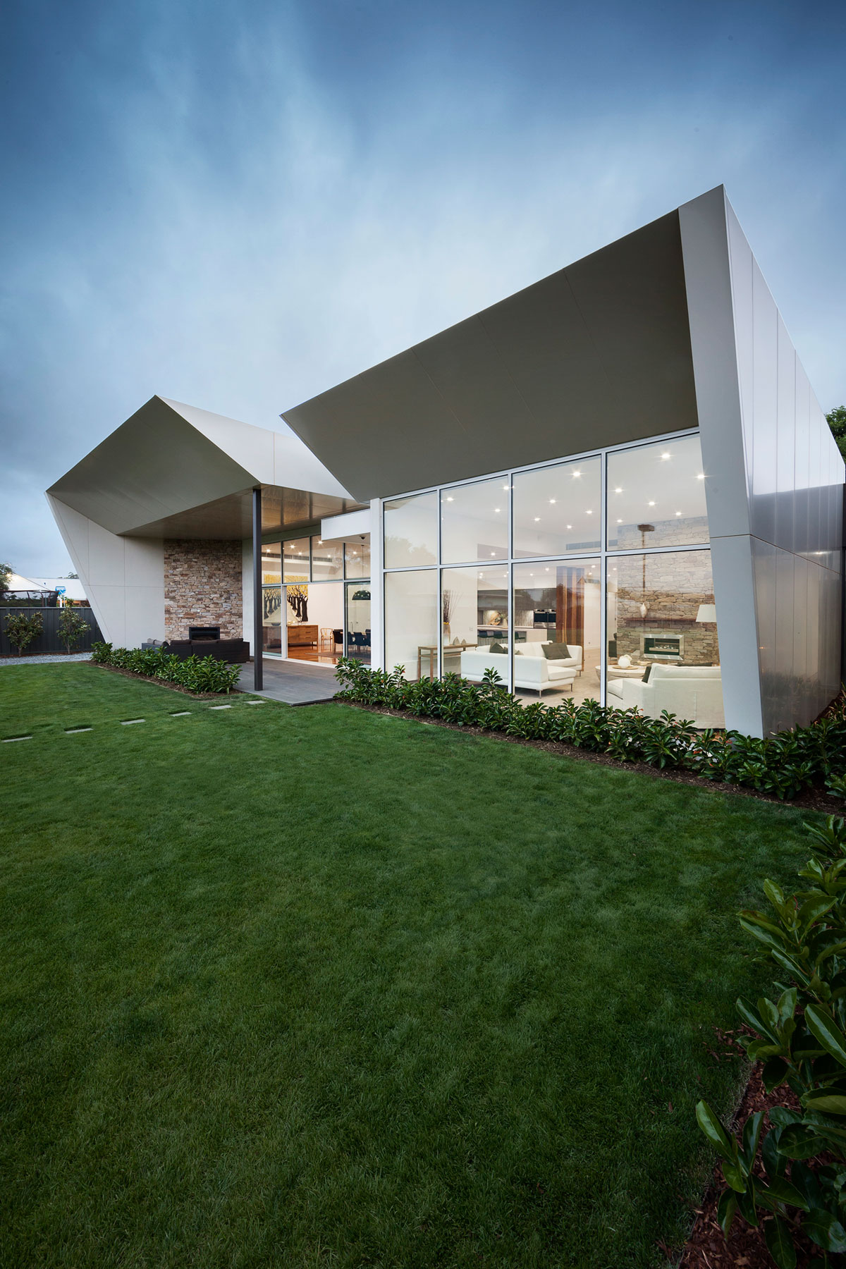 An Elegant and Luxurious Contemporary Home with Striking Look and Feel in Lerderderg by LSA Architects (14)