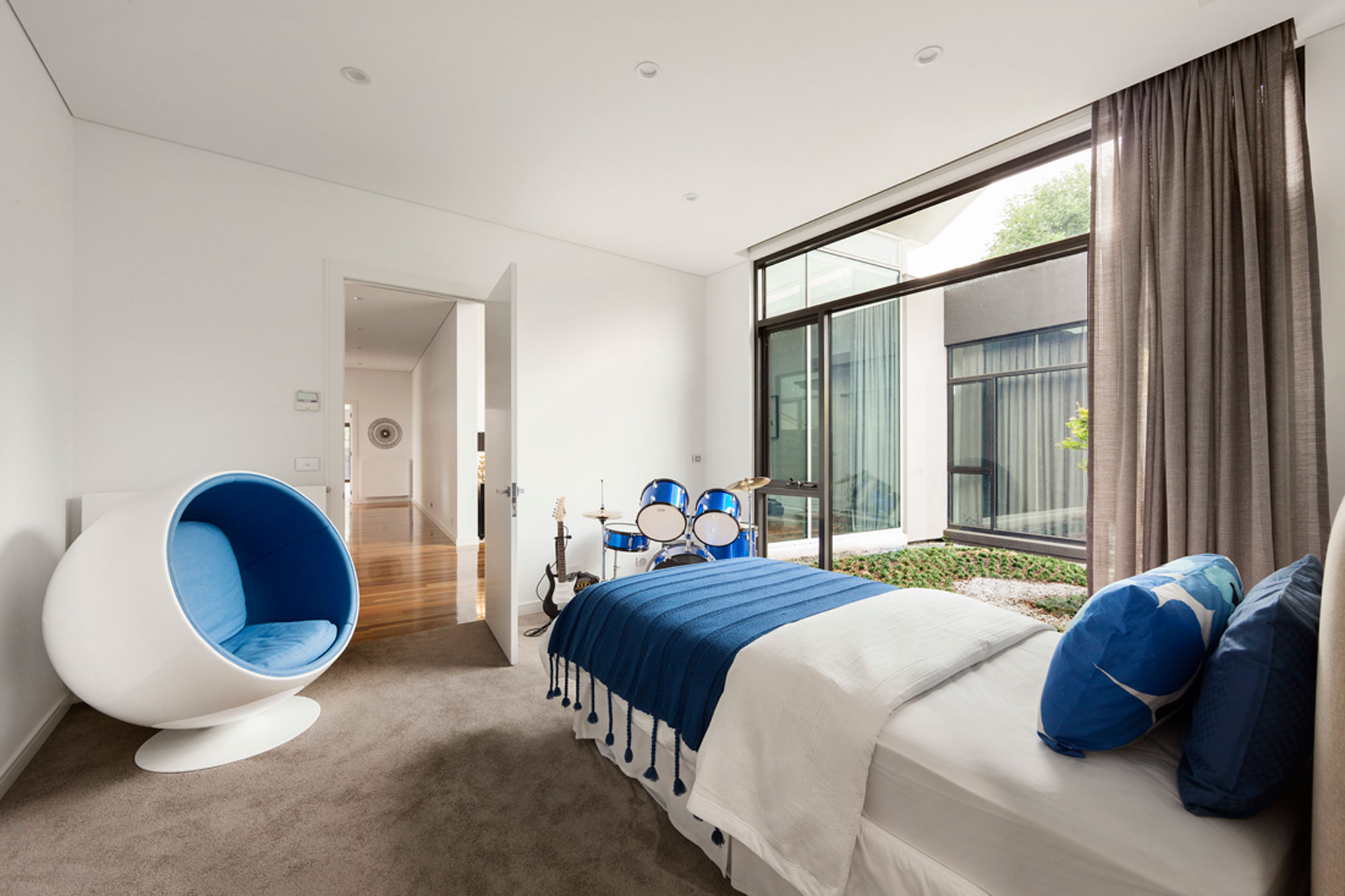 An Elegant and Luxurious Contemporary Home with Striking Look and Feel in Lerderderg by LSA Architects (9)