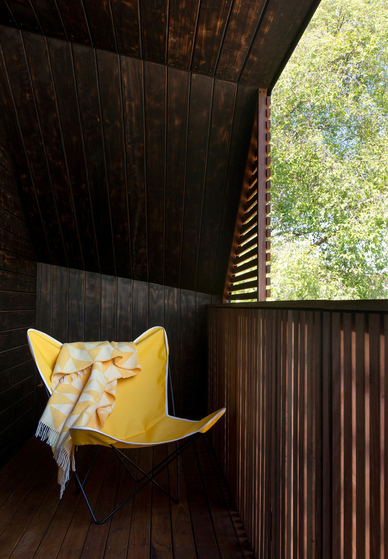 An Elegant and Spacious Modern Home for a Humble Family in Northcote by Breathe architecture (15)
