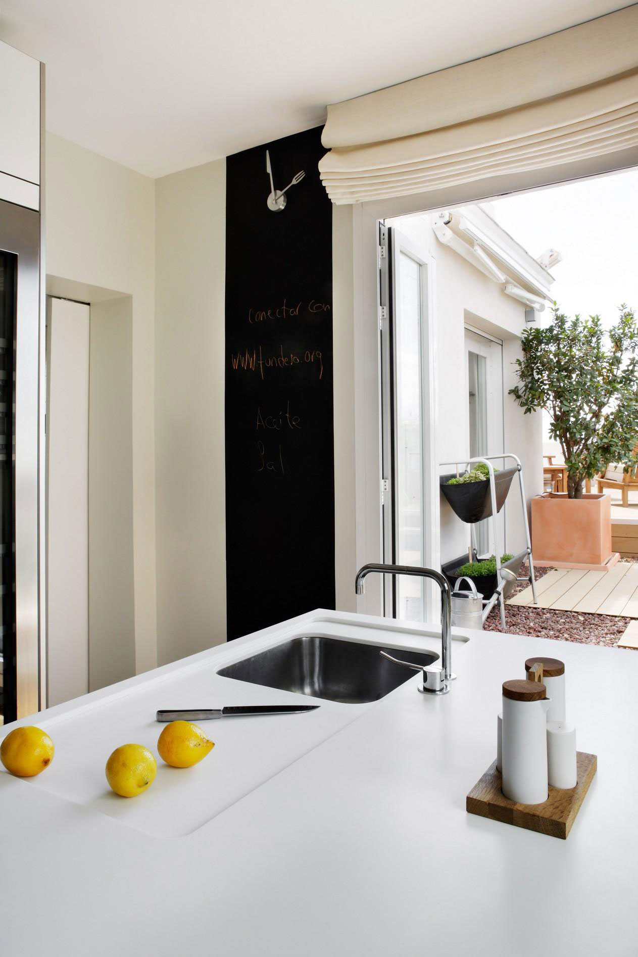 An Elegant and Warm Penthouse with Open Spaces and Functional Interior in Rosales by ÁBATON (4)