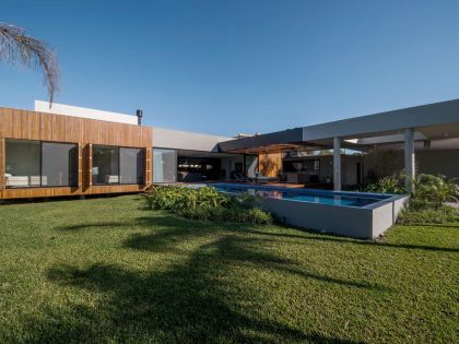 An Exquisite Contemporary Home with Elegant Landscaping in Praia do Laranjal, Brazil by Rmk! Arquitetura (1)