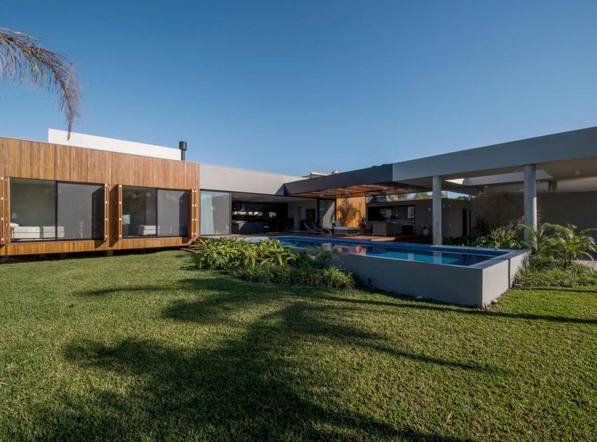 An Exquisite Contemporary Home with Elegant Landscaping in Praia do Laranjal, Brazil by Rmk! Arquitetura (1)