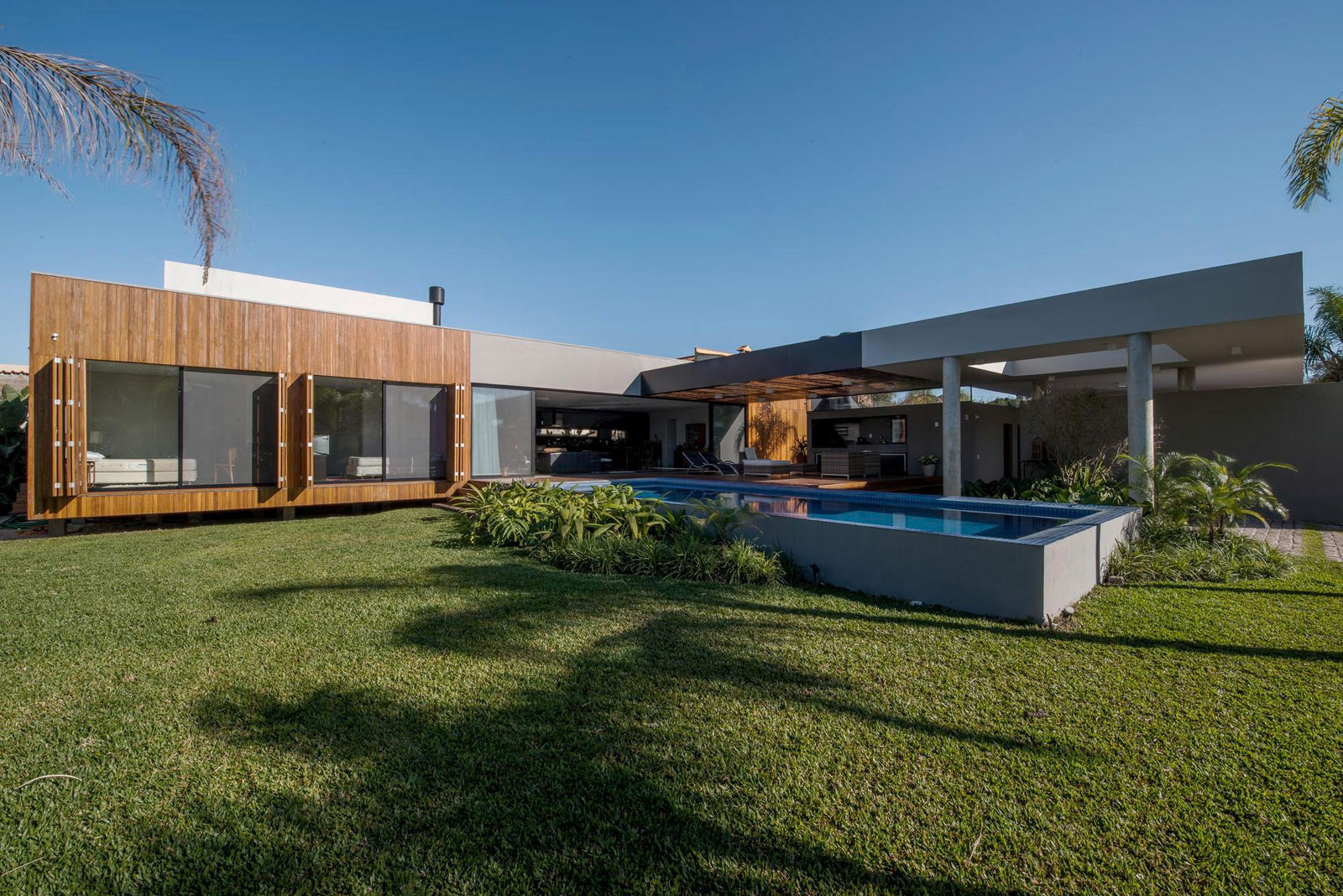 An Exquisite Contemporary Home with Elegant Landscaping in Praia do Laranjal, Brazil by Rmk! Arquitetura (1)