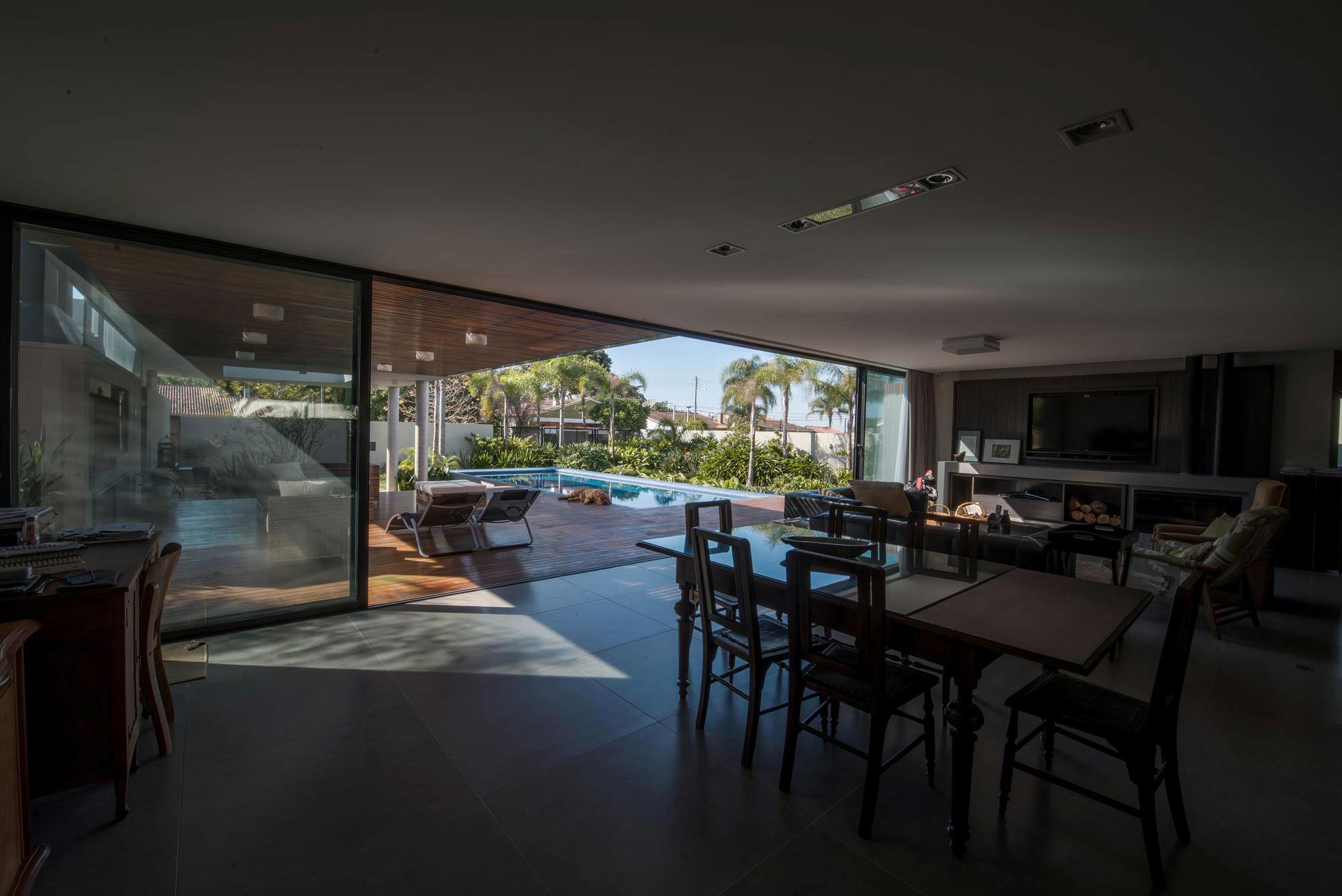 An Exquisite Contemporary Home with Elegant Landscaping in Praia do Laranjal, Brazil by Rmk! Arquitetura (10)