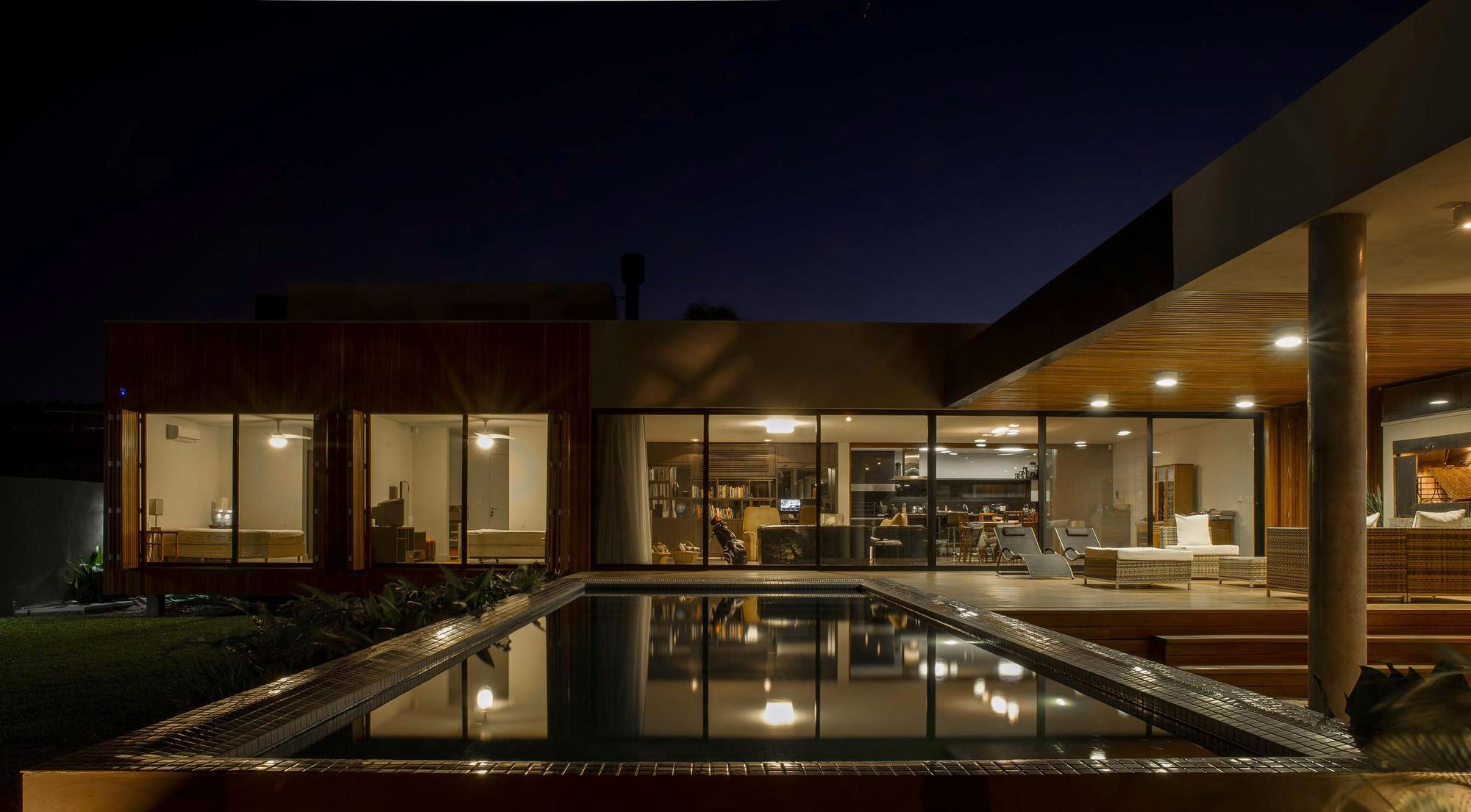 An Exquisite Contemporary Home with Elegant Landscaping in Praia do Laranjal, Brazil by Rmk! Arquitetura (11)