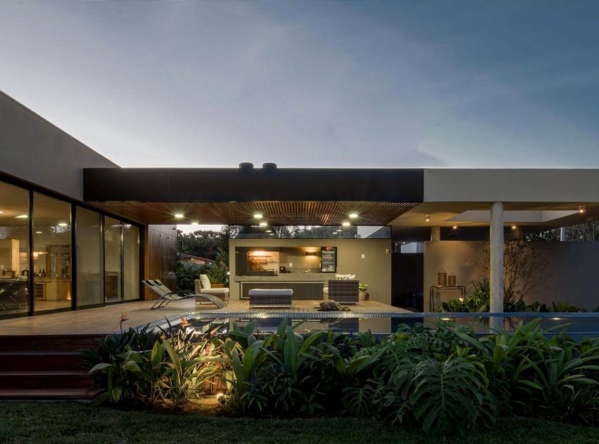 An Exquisite Contemporary Home with Elegant Landscaping in Praia do Laranjal, Brazil by Rmk! Arquitetura (13)