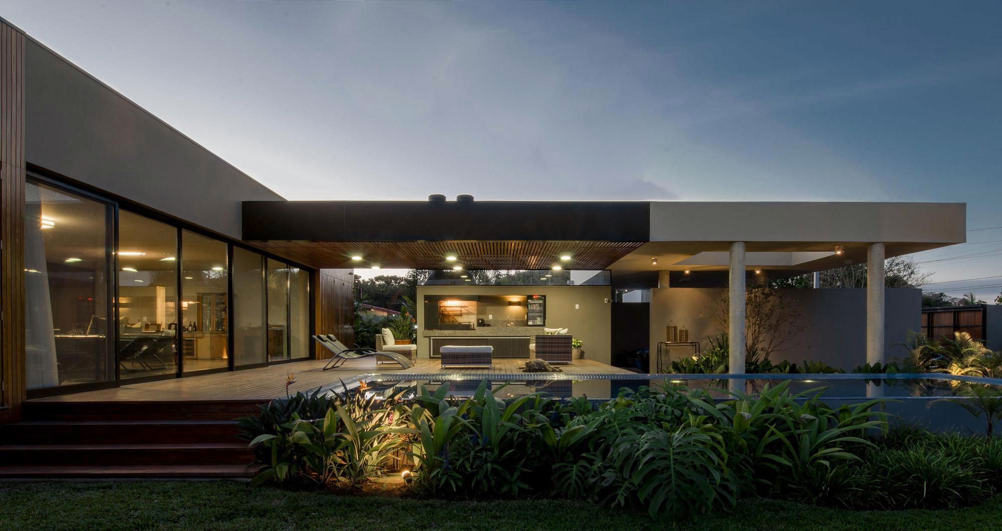 An Exquisite Contemporary Home with Elegant Landscaping in Praia do Laranjal, Brazil by Rmk! Arquitetura (13)