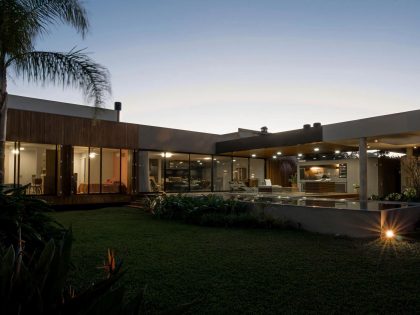 An Exquisite Contemporary Home with Elegant Landscaping in Praia do Laranjal, Brazil by Rmk! Arquitetura (14)