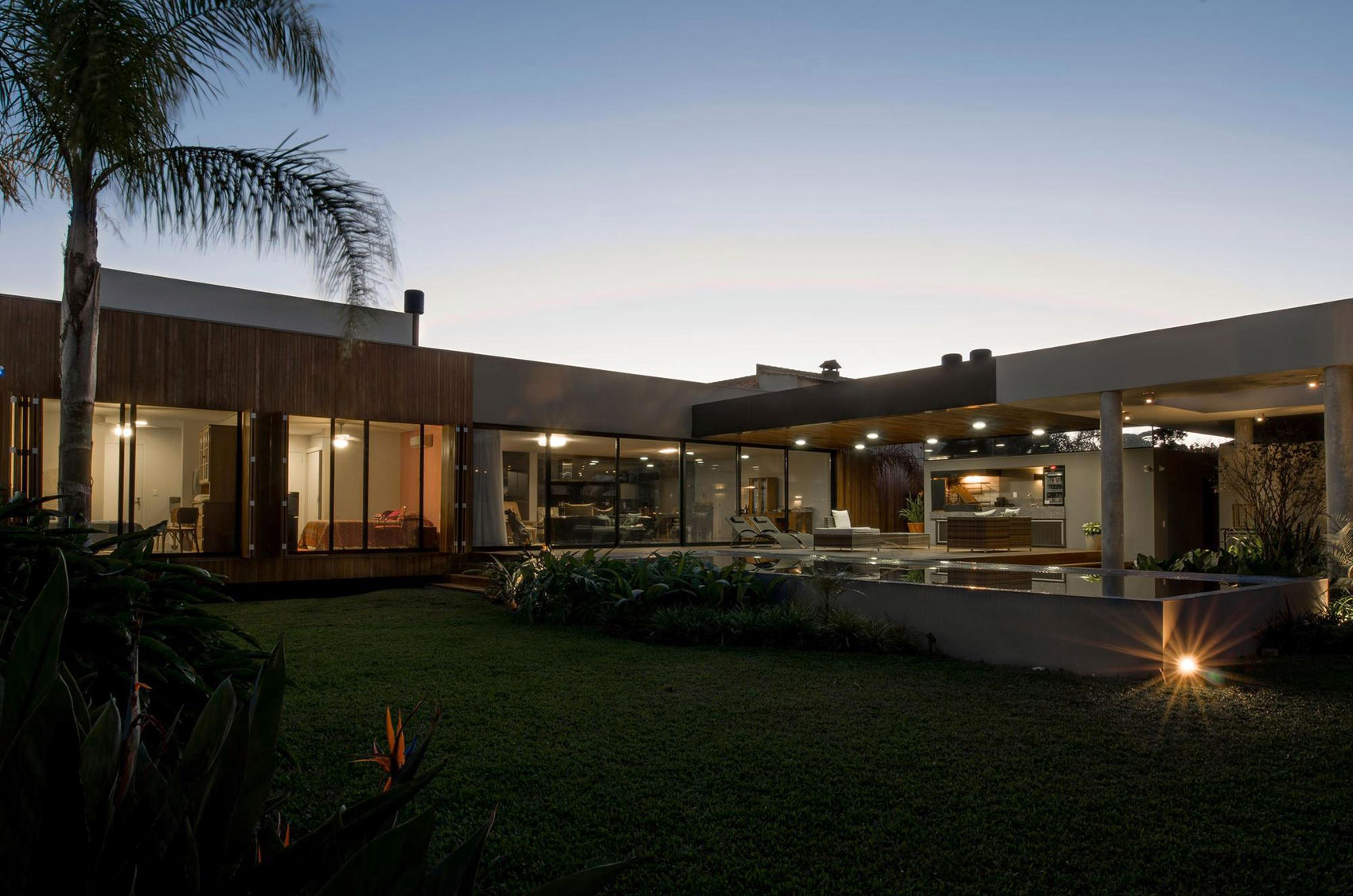 An Exquisite Contemporary Home with Elegant Landscaping in Praia do Laranjal, Brazil by Rmk! Arquitetura (14)