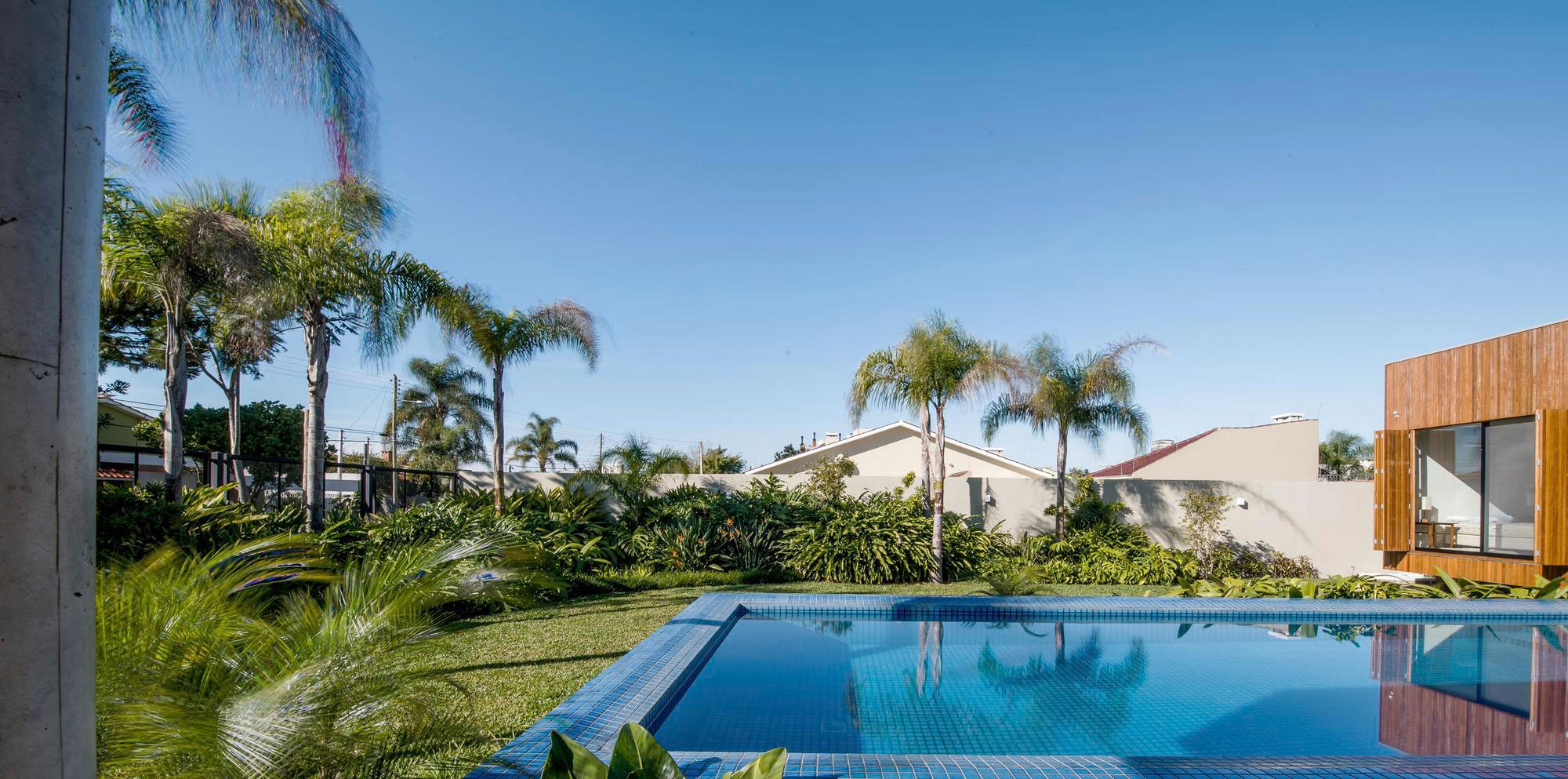 An Exquisite Contemporary Home with Elegant Landscaping in Praia do Laranjal, Brazil by Rmk! Arquitetura (3)