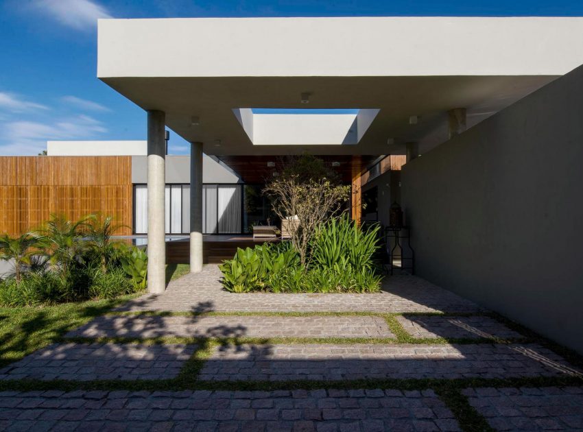 An Exquisite Contemporary Home with Elegant Landscaping in Praia do Laranjal, Brazil by Rmk! Arquitetura (4)