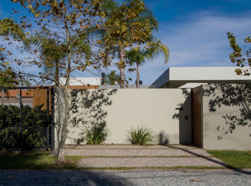 An Exquisite Contemporary Home with Elegant Landscaping in Praia do Laranjal, Brazil by Rmk! Arquitetura (5)