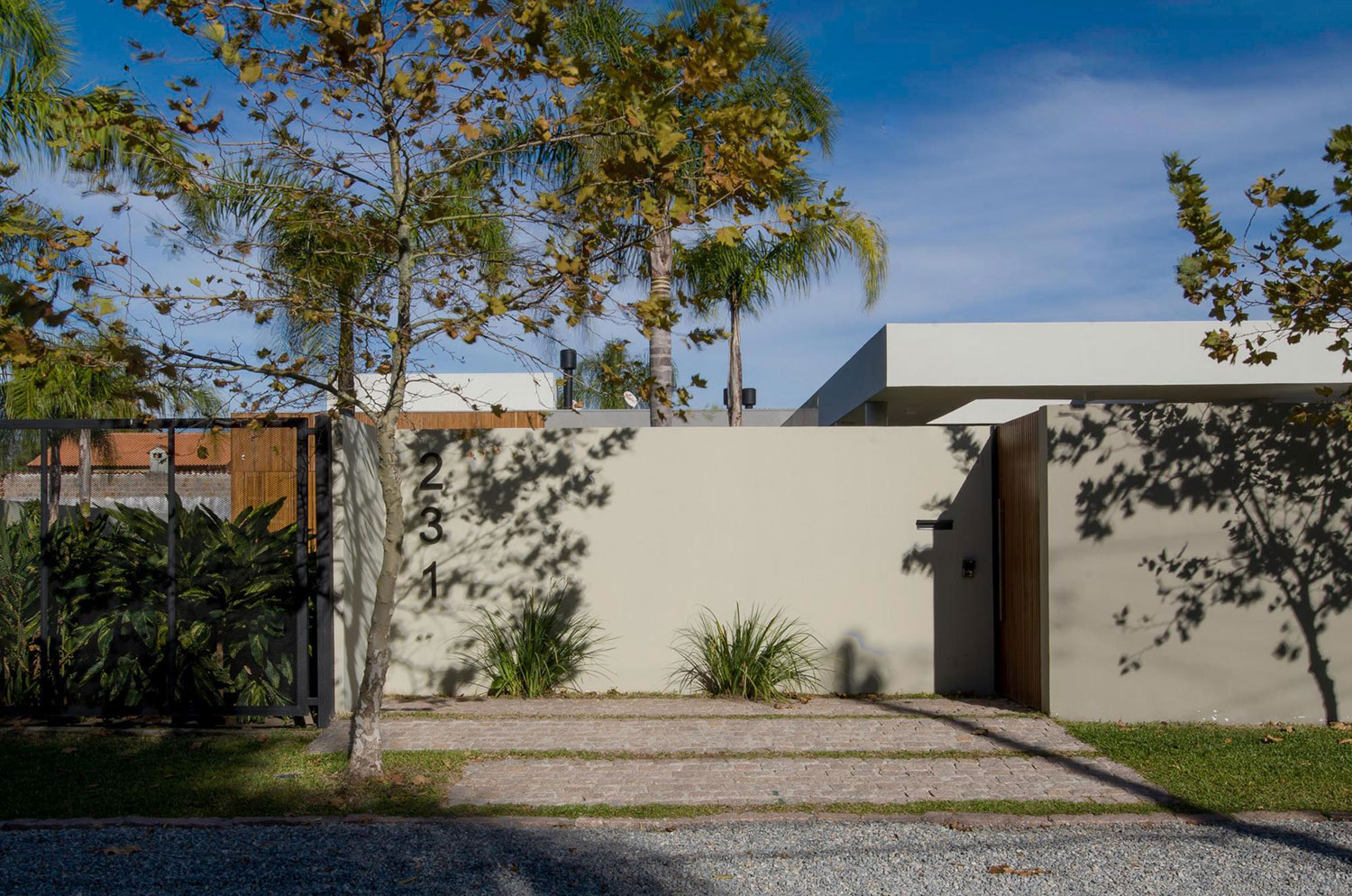 An Exquisite Contemporary Home with Elegant Landscaping in Praia do Laranjal, Brazil by Rmk! Arquitetura (5)